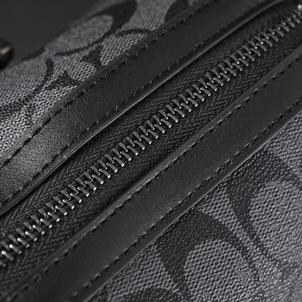 coach-signature-duffel-bag-black-monogram-canvas-with-leather-trim Handle