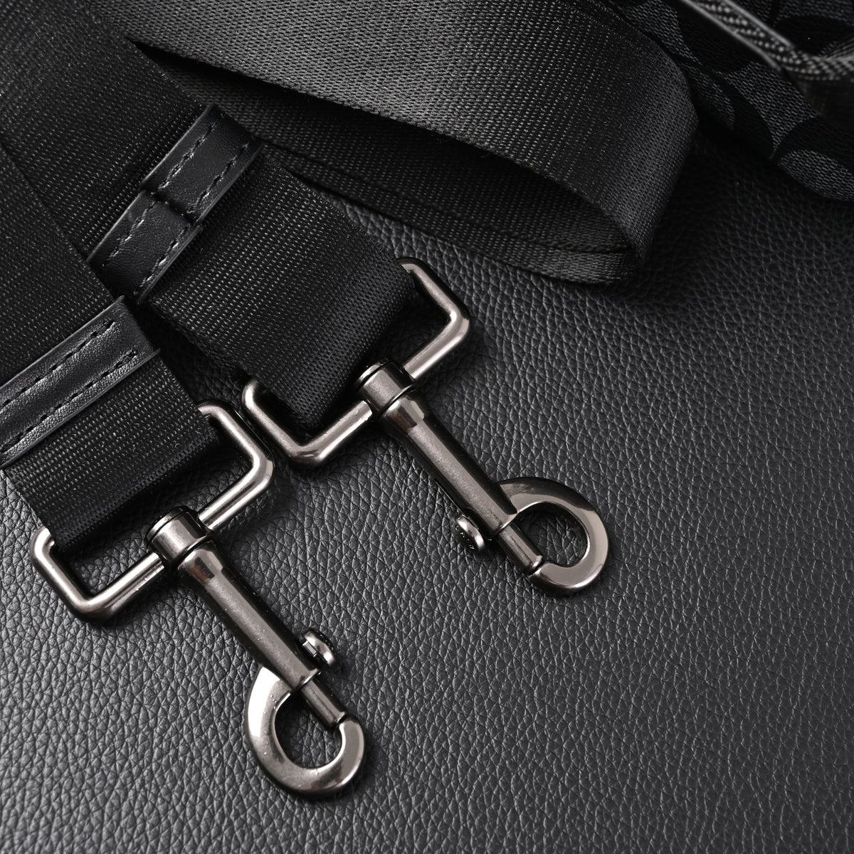 coach-signature-duffel-bag-black-monogram-canvas-with-leather-trim Handle