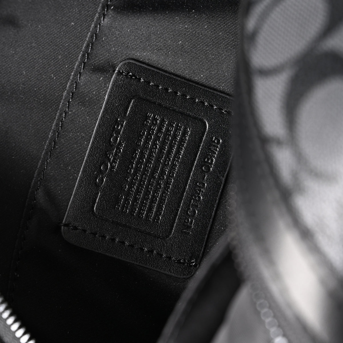 coach-signature-duffel-bag-black-monogram-canvas-with-leather-trim Handle