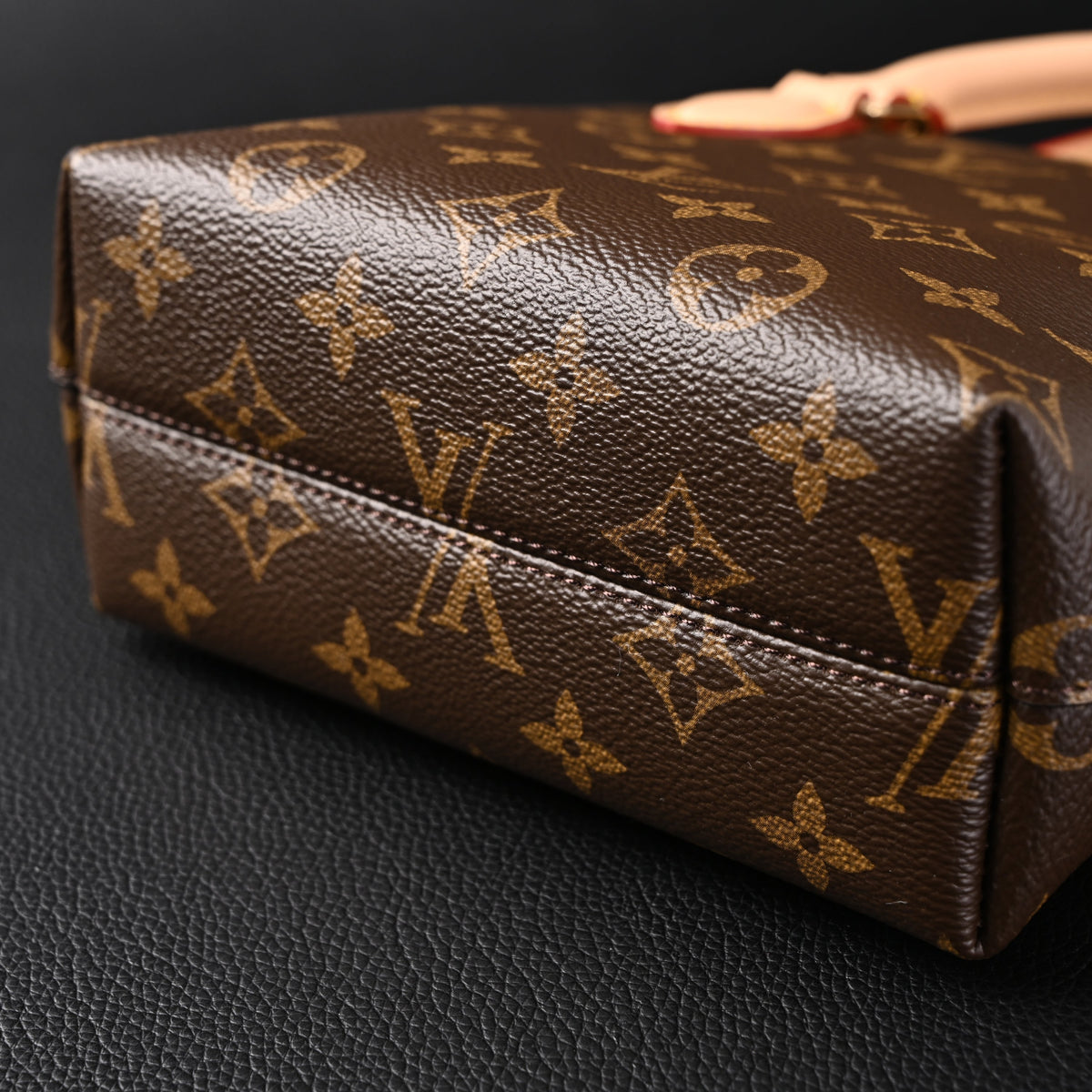 louis-vuitton-speedy-30-handbag-monogram-canvas-with-leather-trim Handle