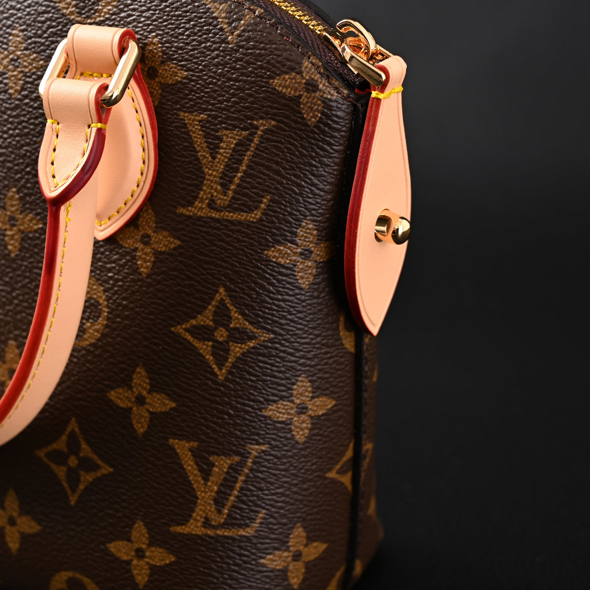 louis-vuitton-speedy-30-handbag-monogram-canvas-with-leather-trim Handle