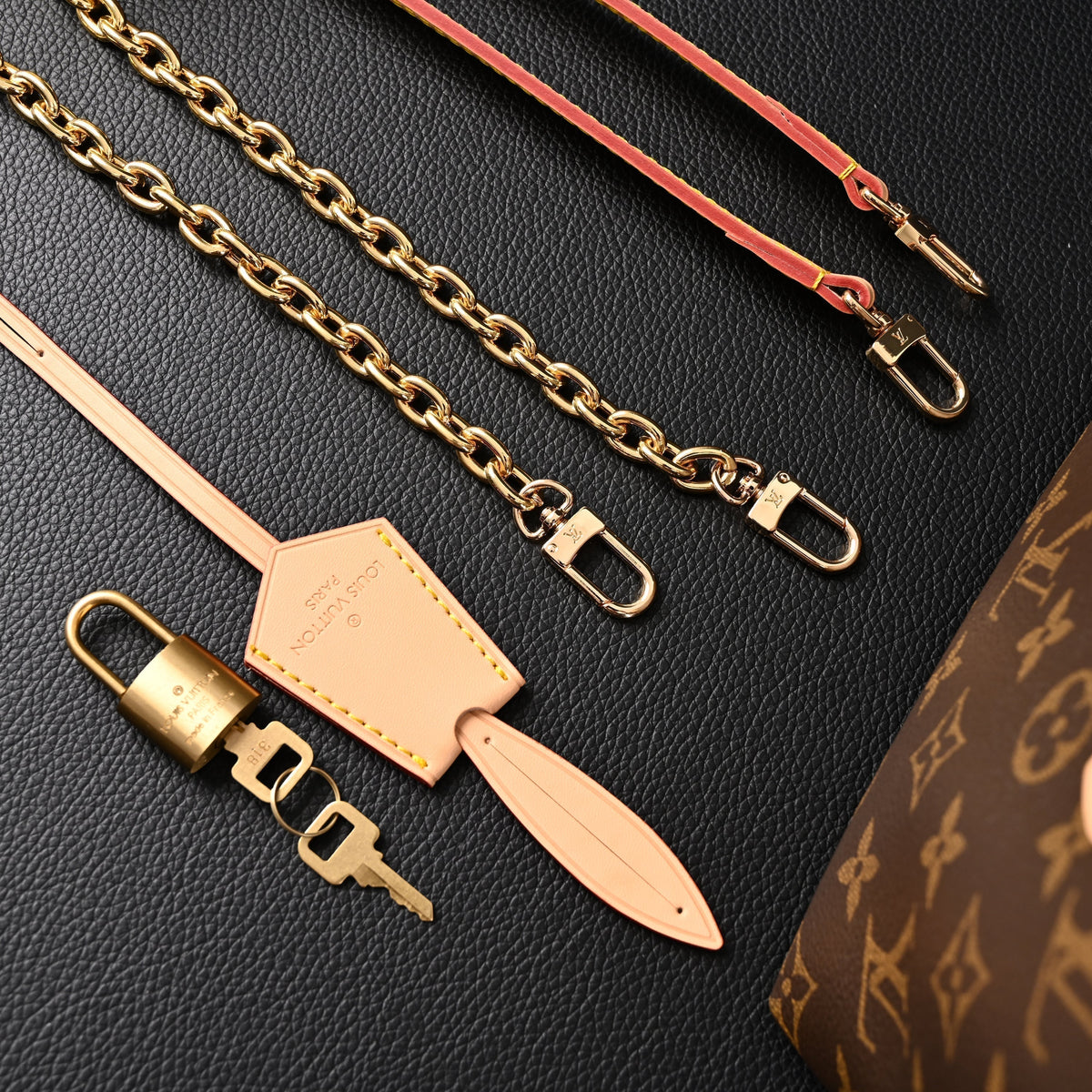 louis-vuitton-speedy-30-handbag-monogram-canvas-with-leather-trim Handle
