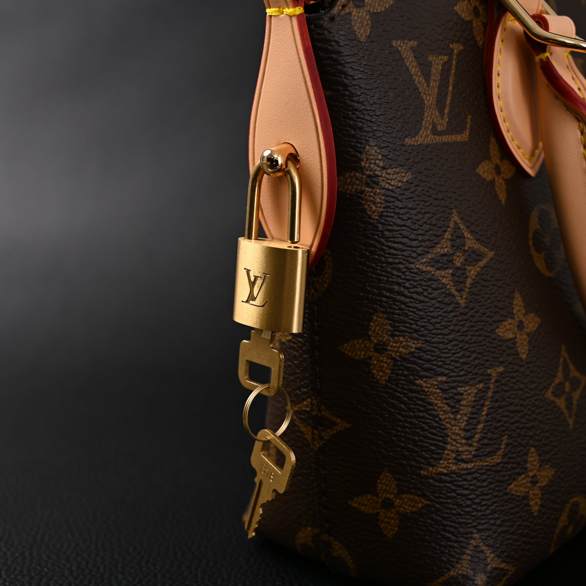 louis-vuitton-speedy-30-handbag-monogram-canvas-with-leather-trim Handle