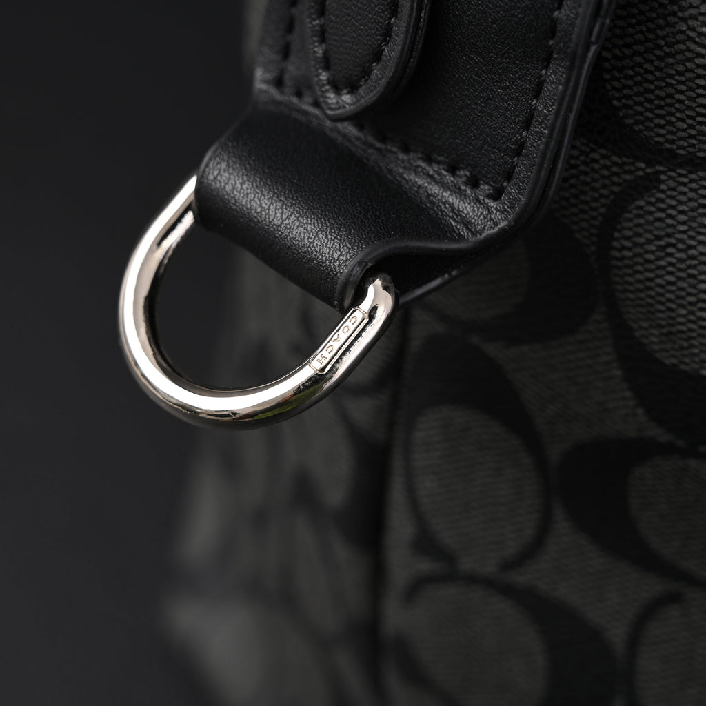 coach-metropolitan-duffel-bag-in-signature-black-canvas Handle