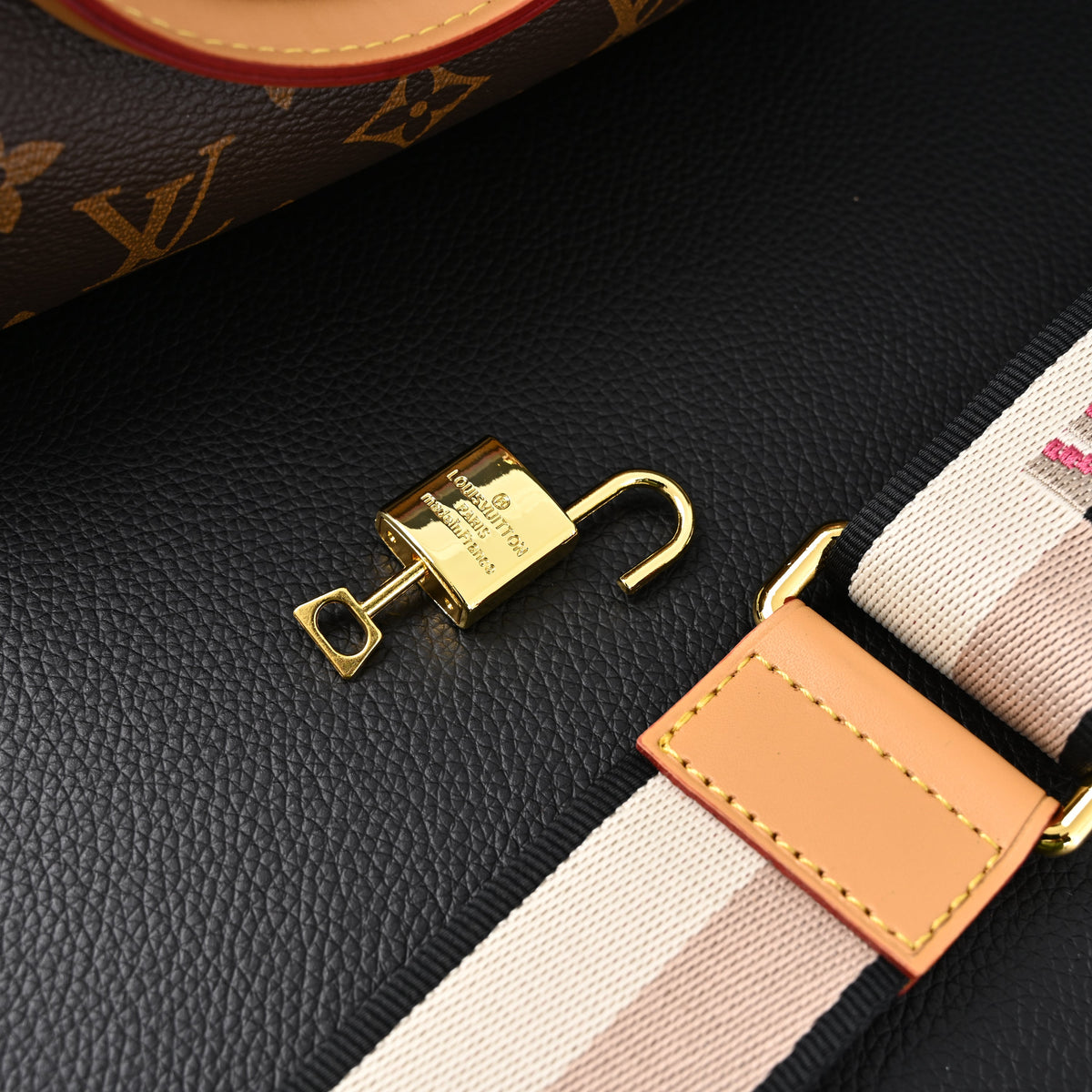 louis-vuitton-speedy-bandouliere-25-monogram-canvas Handle