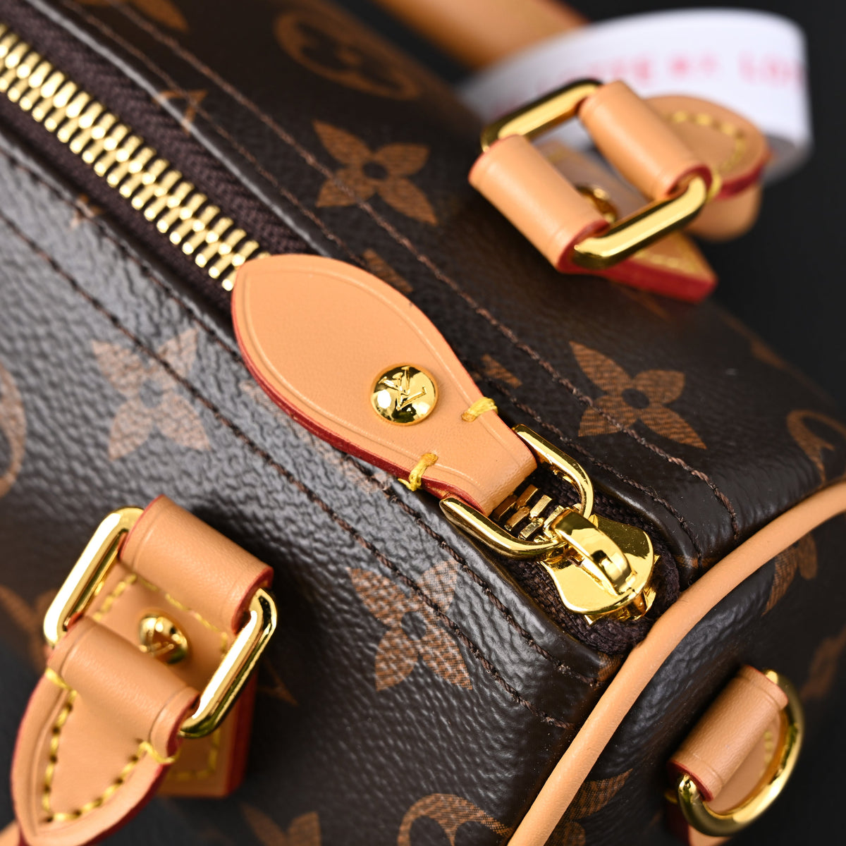 louis-vuitton-speedy-25-monogram-canvas-handbag Handle