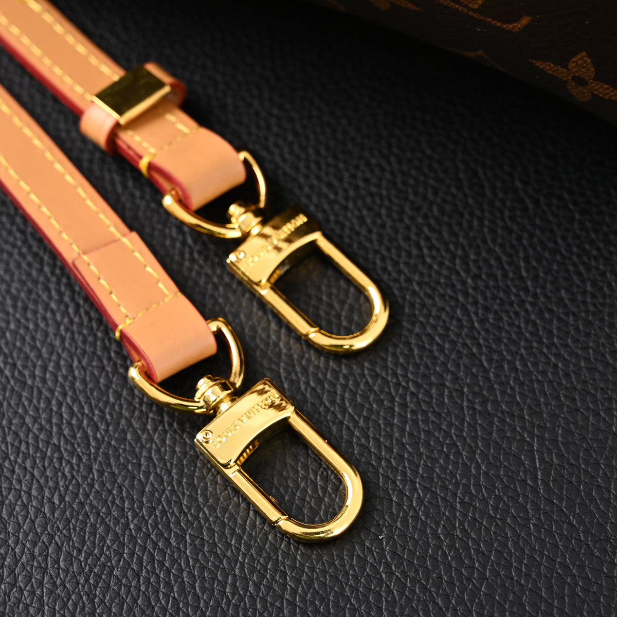 louis-vuitton-speedy-25-monogram-canvas-handbag Handle