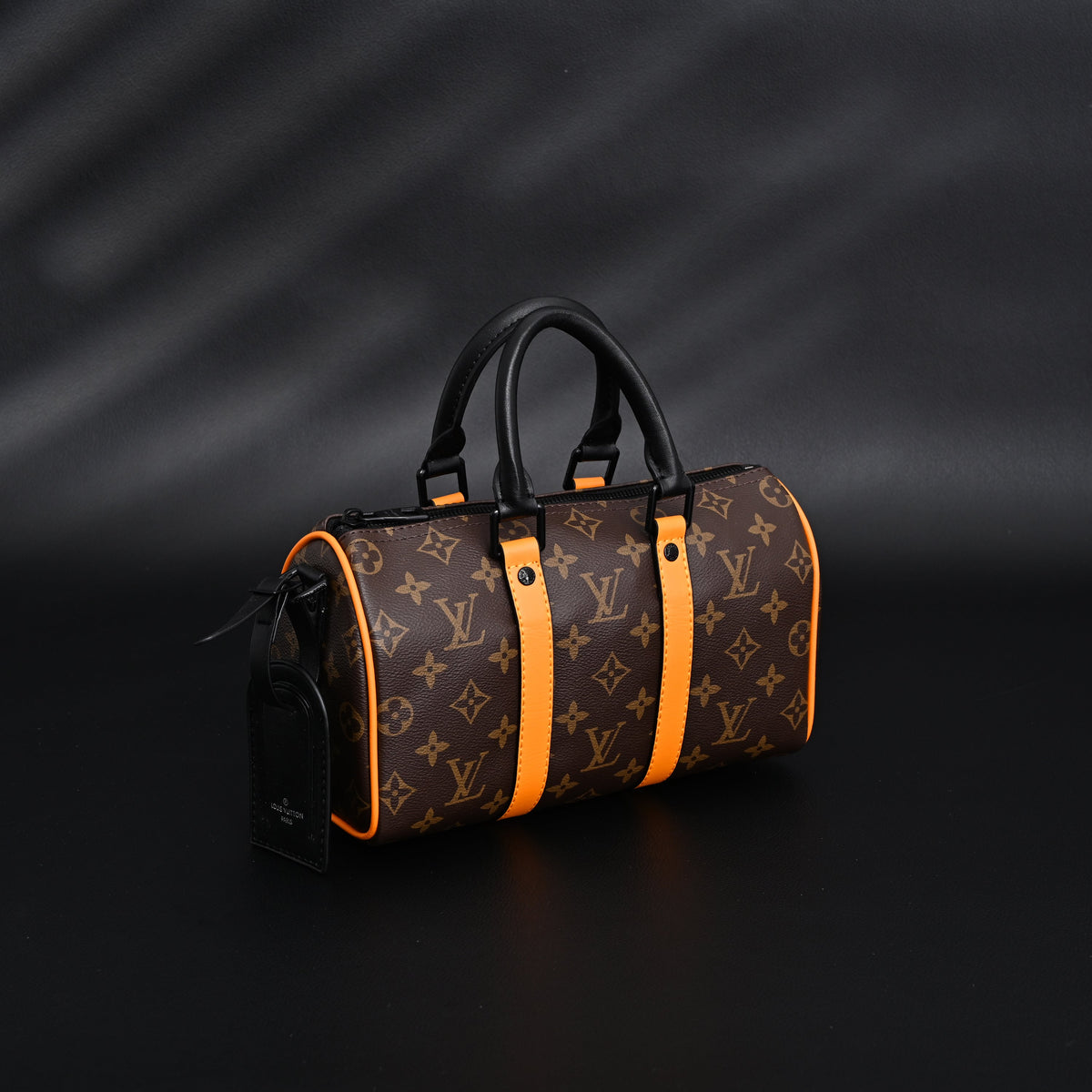 louis-vuitton-keepall-bandouliere-50-monogram-canvas-with-neon-orange-trim Handle