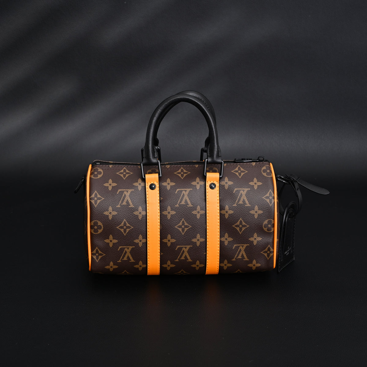 louis-vuitton-keepall-bandouliere-50-monogram-canvas-with-neon-orange-trim Handle