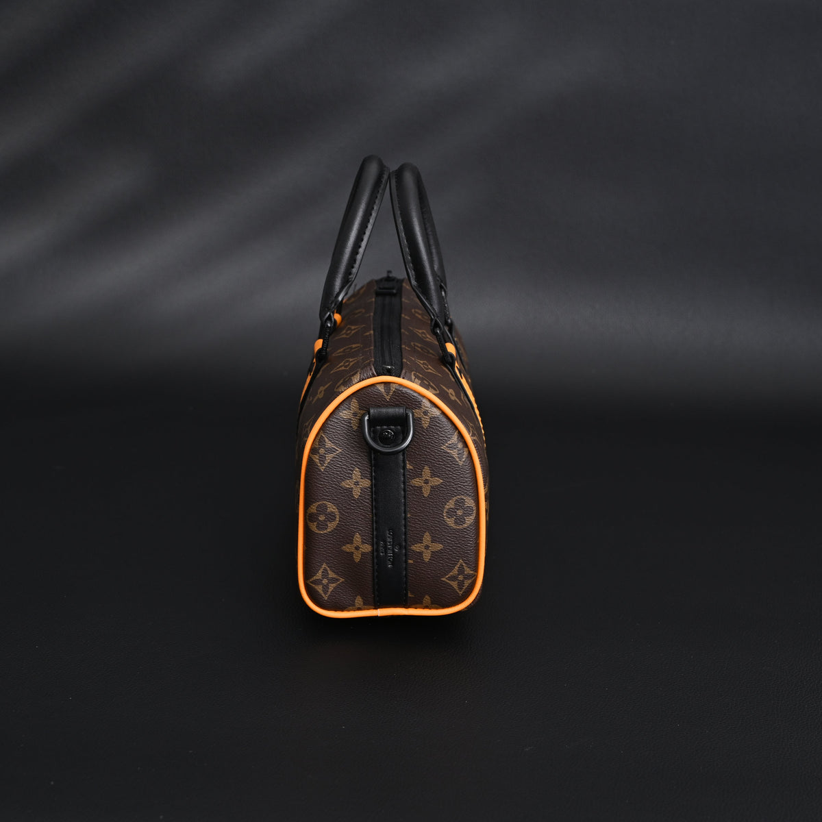 louis-vuitton-keepall-bandouliere-50-monogram-canvas-with-neon-orange-trim Handle