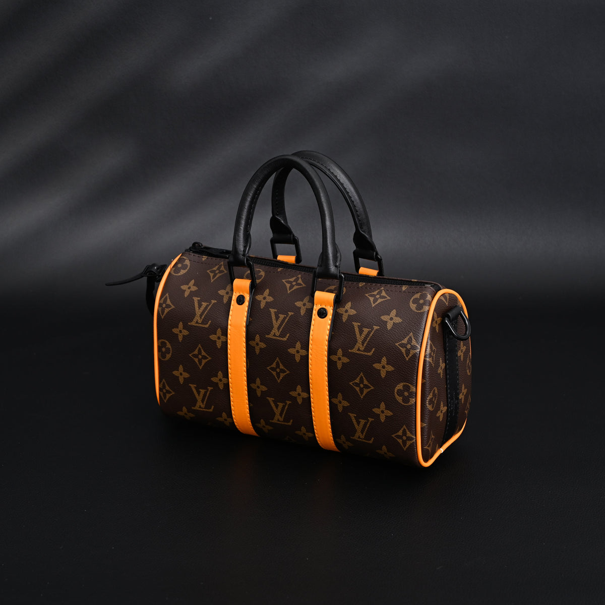 louis-vuitton-keepall-bandouliere-50-monogram-canvas-with-neon-orange-trim Handle