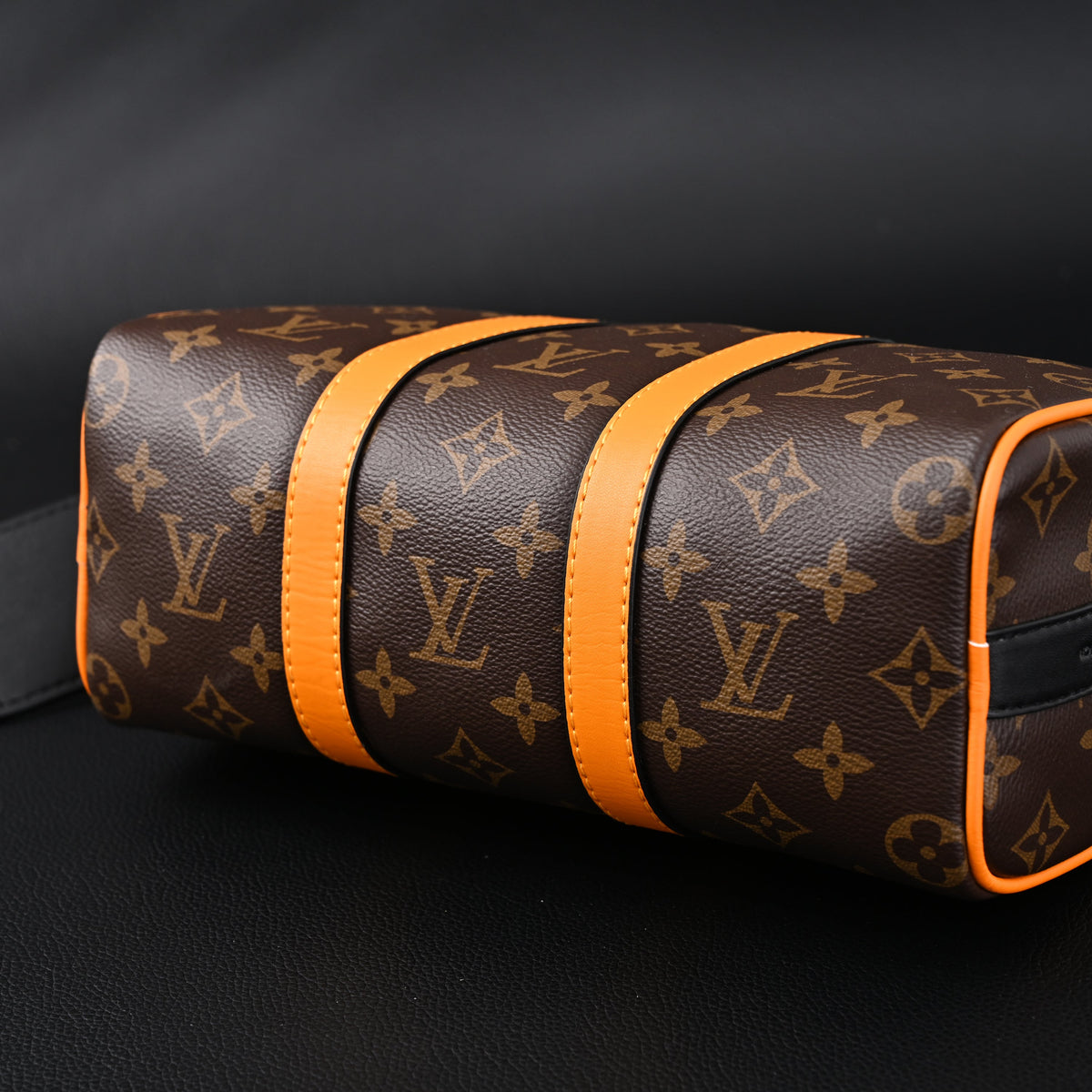 louis-vuitton-keepall-bandouliere-50-monogram-canvas-with-neon-orange-trim Handle