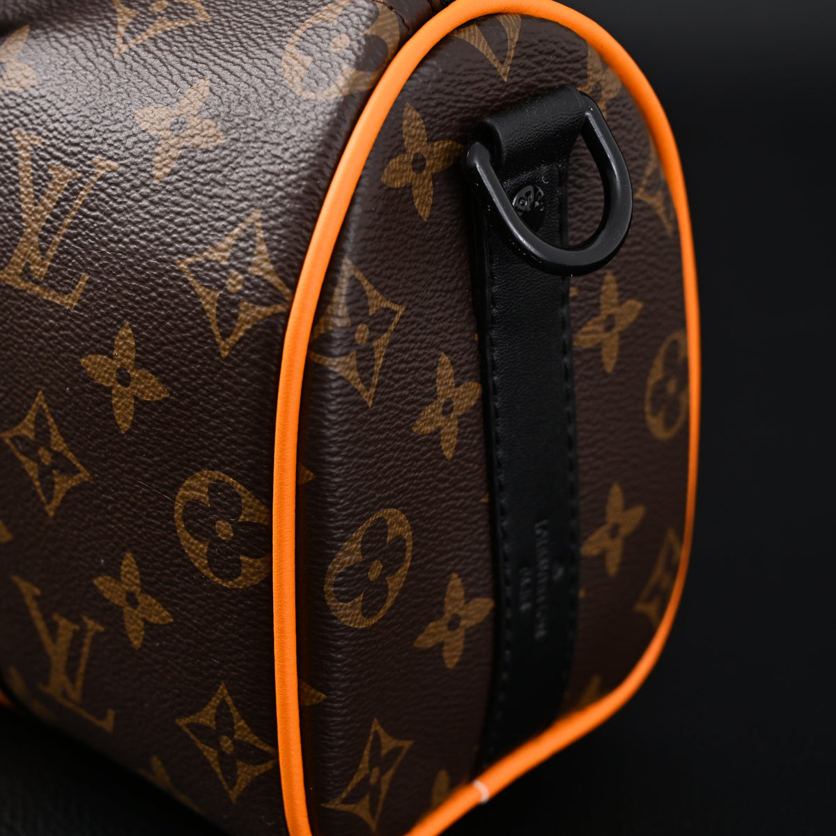 louis-vuitton-keepall-bandouliere-50-monogram-canvas-with-neon-orange-trim Handle
