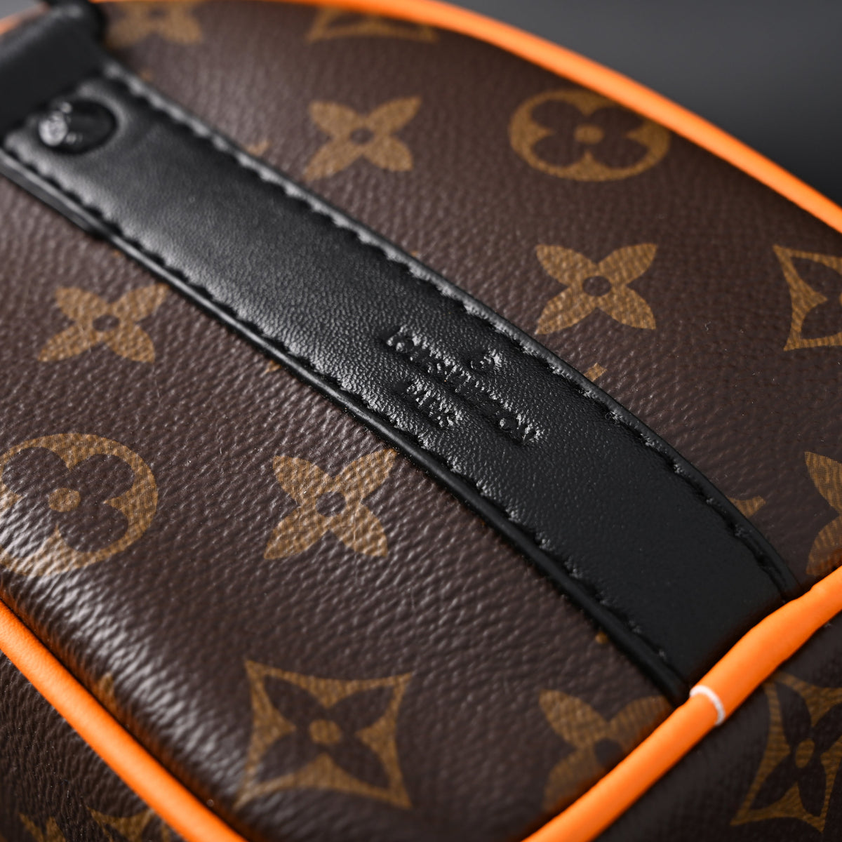 louis-vuitton-keepall-bandouliere-50-monogram-canvas-with-neon-orange-trim Handle