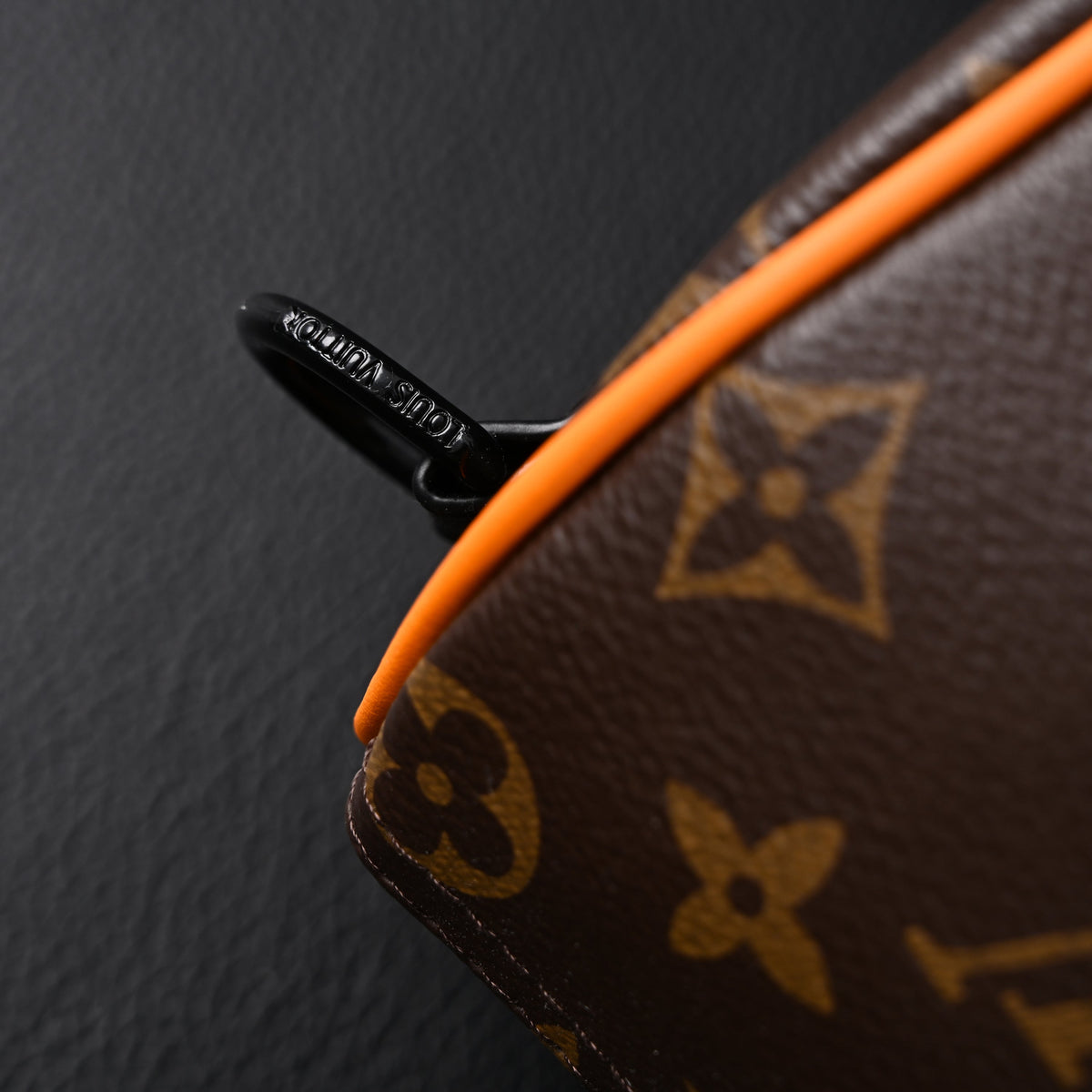 louis-vuitton-keepall-bandouliere-50-monogram-canvas-with-neon-orange-trim Handle