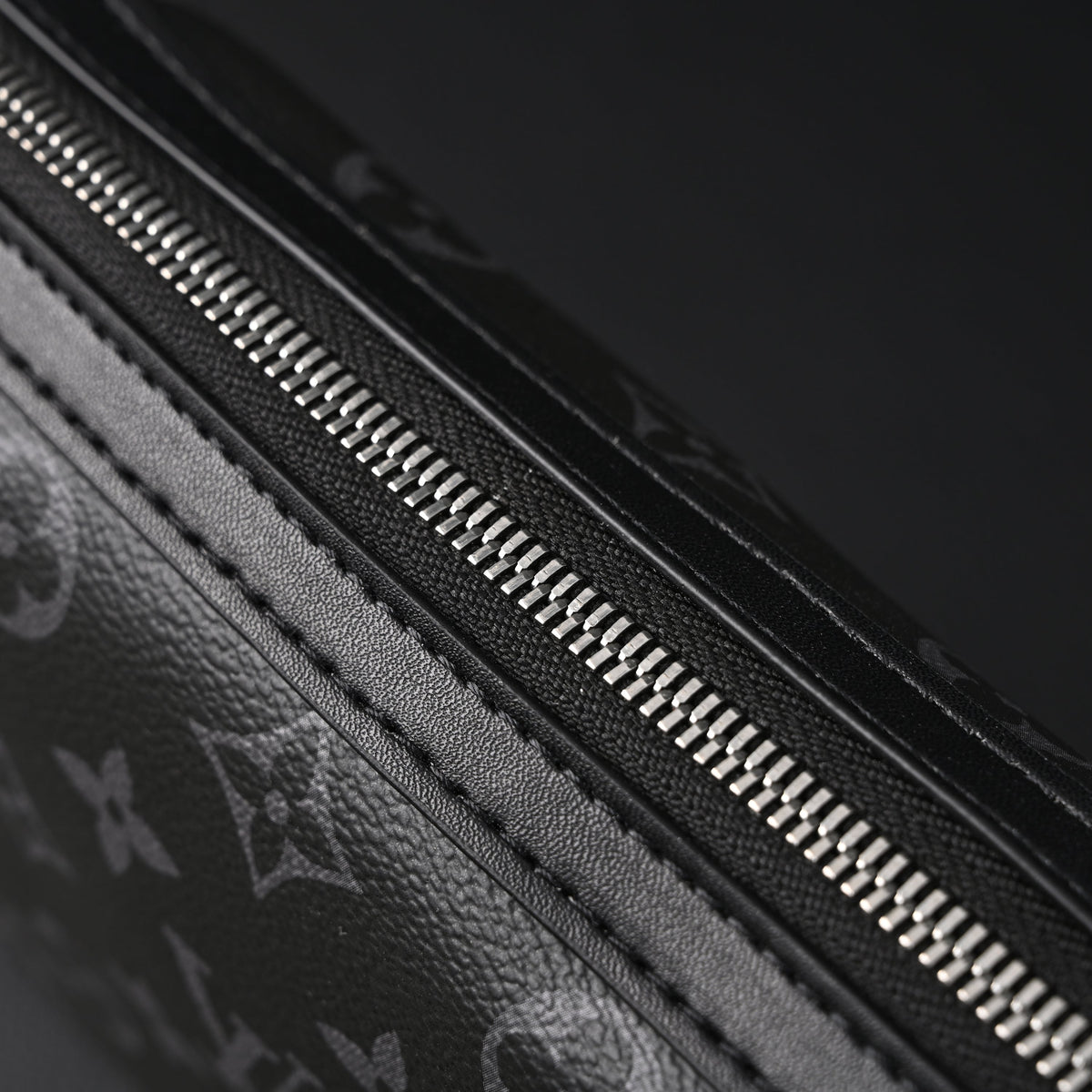 louis-vuitton-discovery-pochette-mm-monogram-eclipse Handle