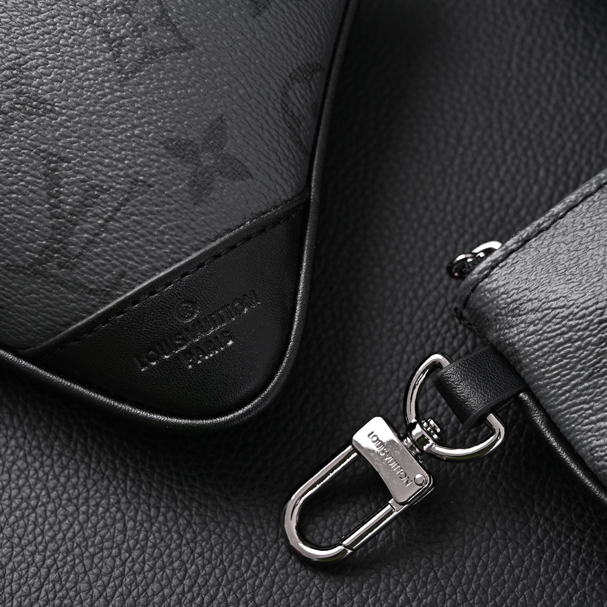 louis-vuitton-discovery-pochette-mm-monogram-eclipse Handle