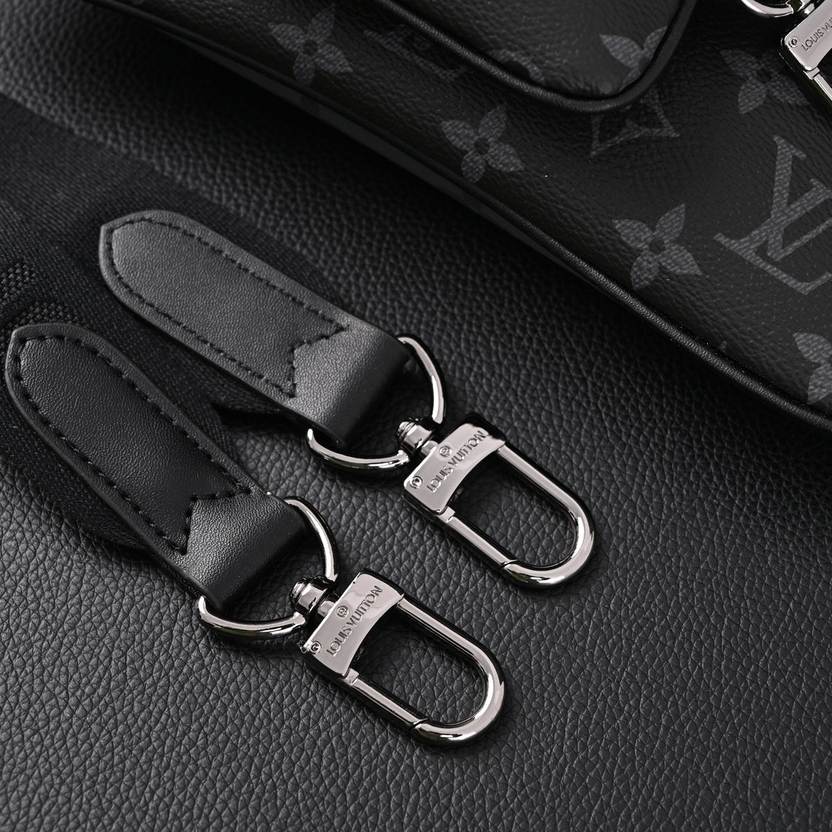 louis-vuitton-discovery-pochette-mm-monogram-eclipse Handle