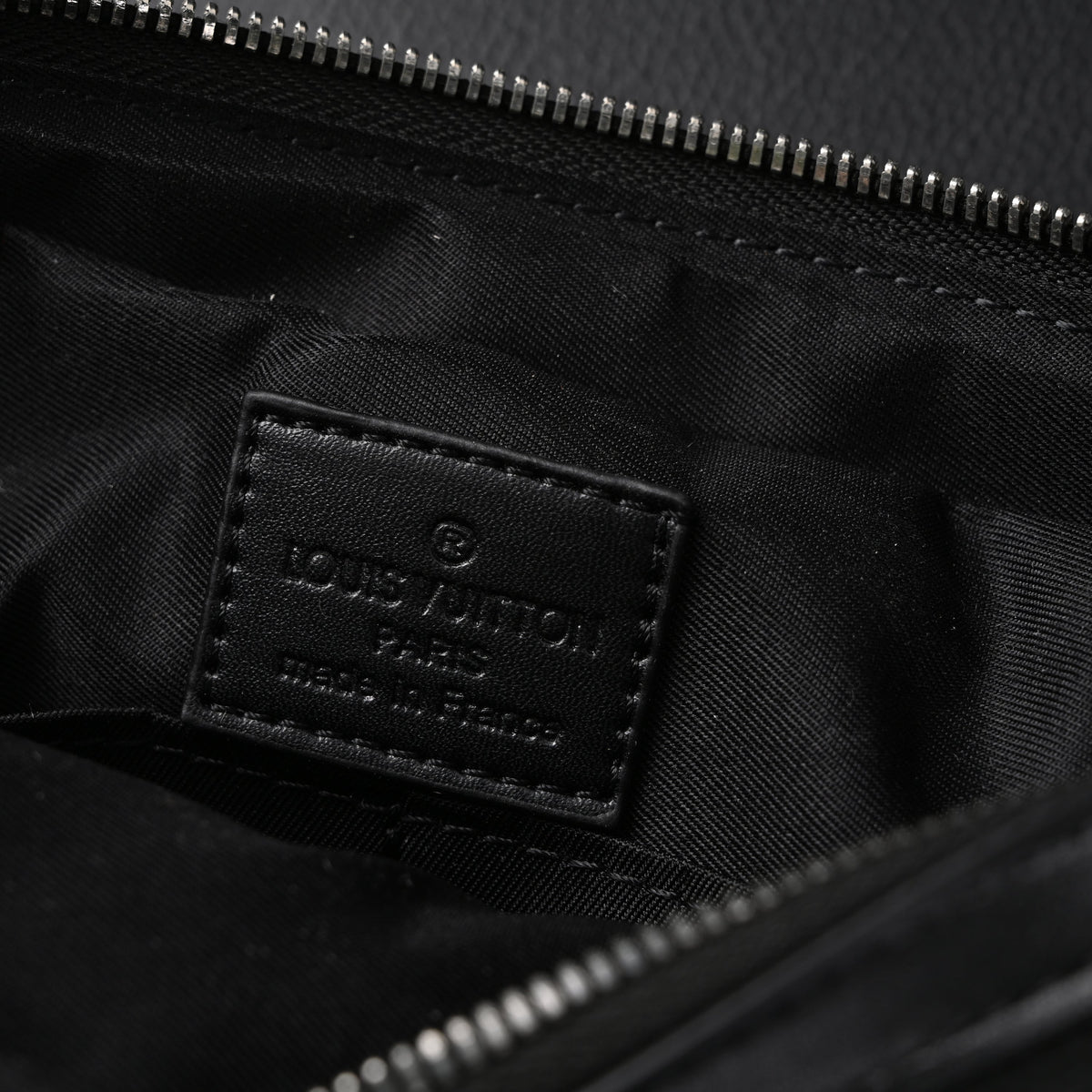 louis-vuitton-discovery-pochette-mm-monogram-eclipse Handle