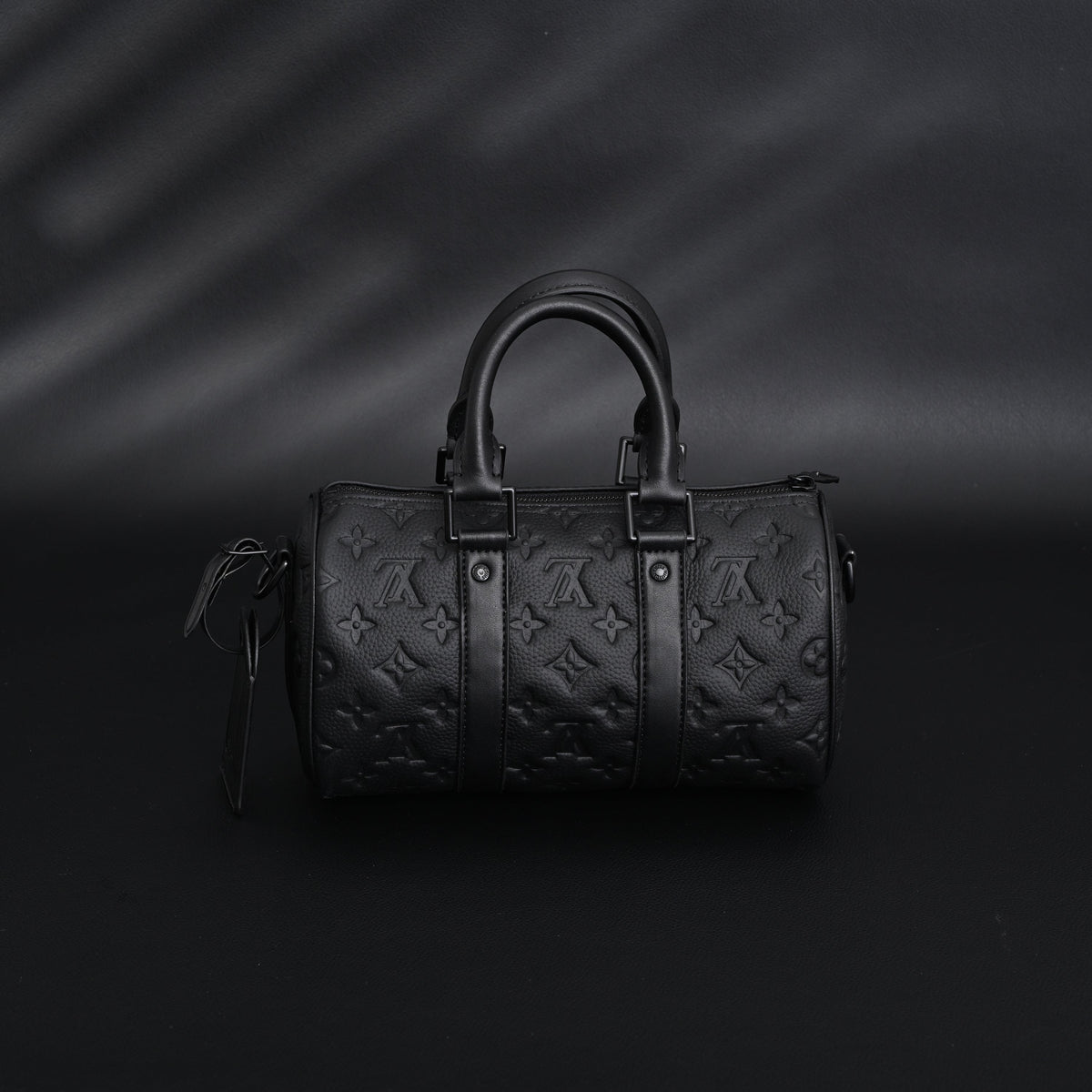 louis-vuitton-keepall-bandouliere-50-monogram-shadow-black-leather Handle
