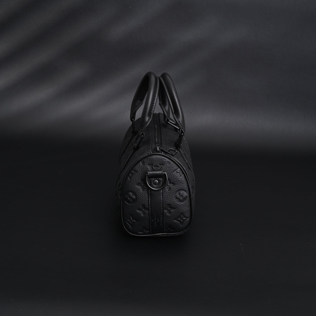 louis-vuitton-keepall-bandouliere-50-monogram-shadow-black-leather Handle