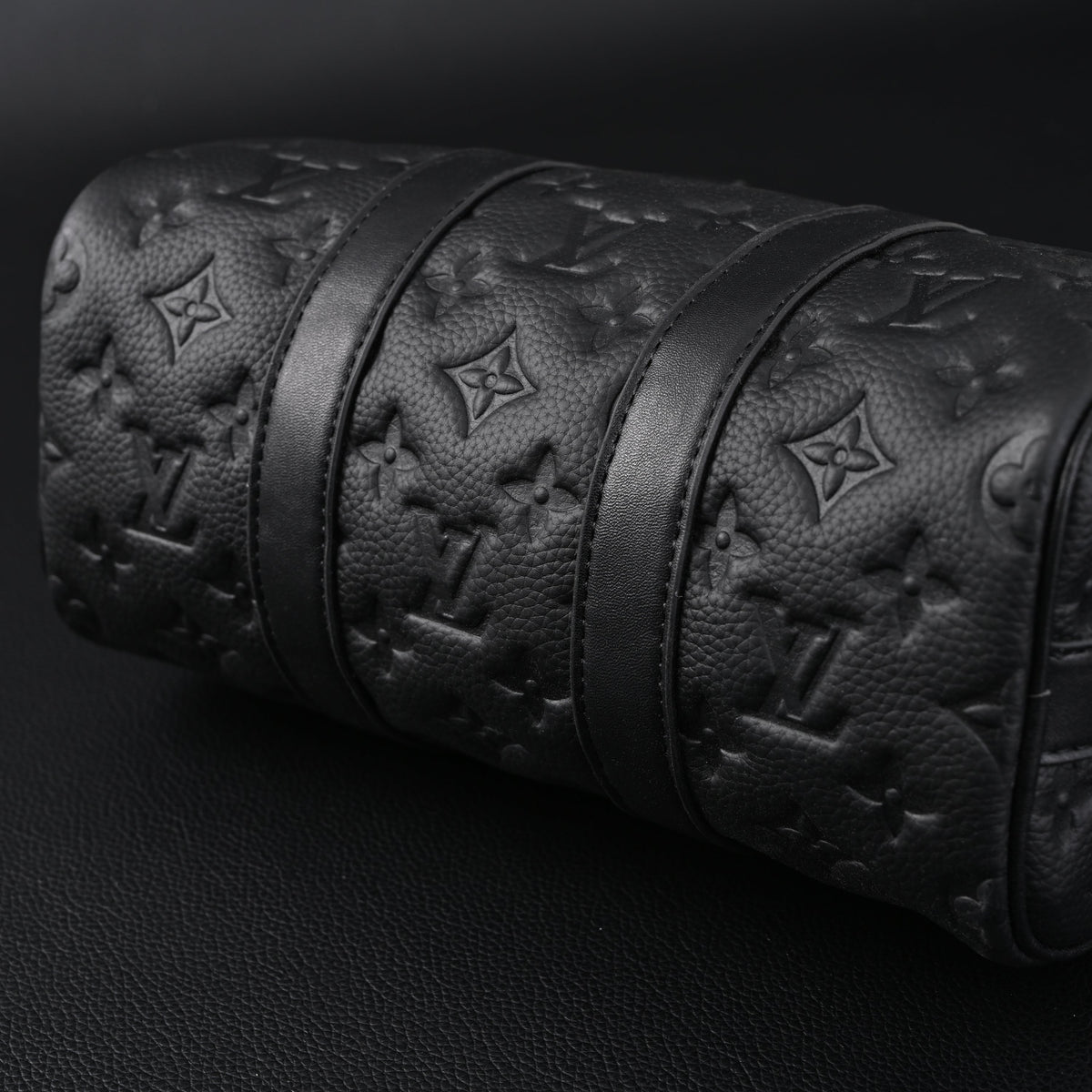 louis-vuitton-keepall-bandouliere-50-monogram-shadow-black-leather Handle