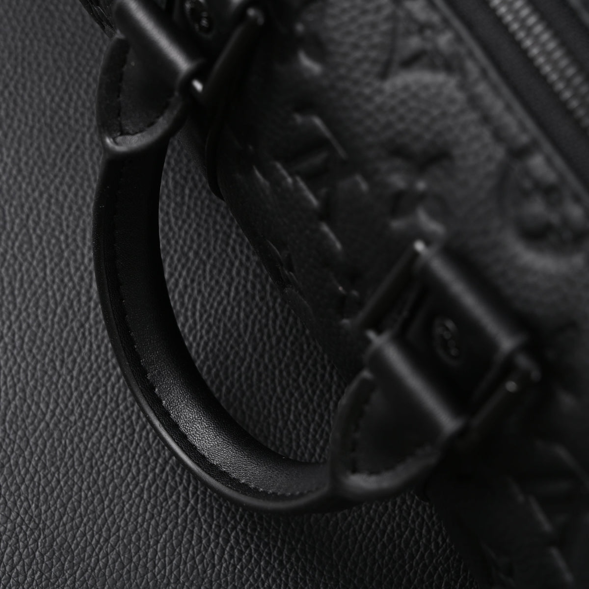 louis-vuitton-keepall-bandouliere-50-monogram-shadow-black-leather Handle