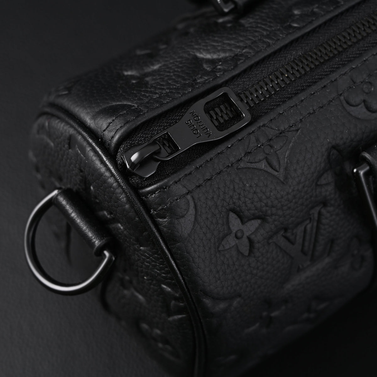louis-vuitton-keepall-bandouliere-50-monogram-shadow-black-leather Handle