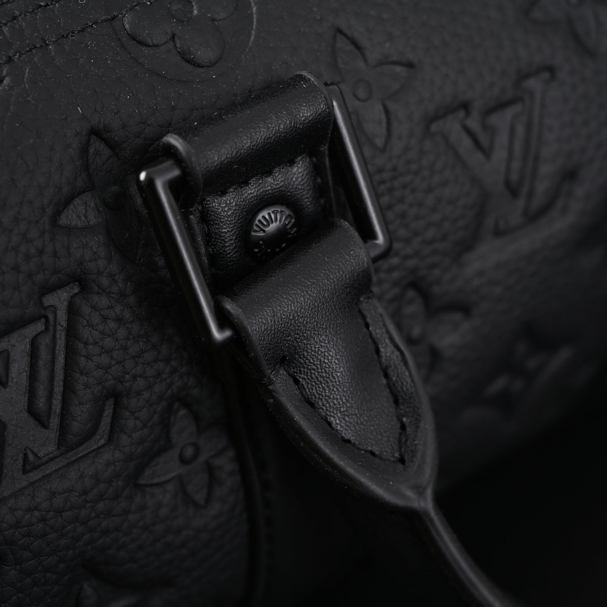 louis-vuitton-keepall-bandouliere-50-monogram-shadow-black-leather Handle