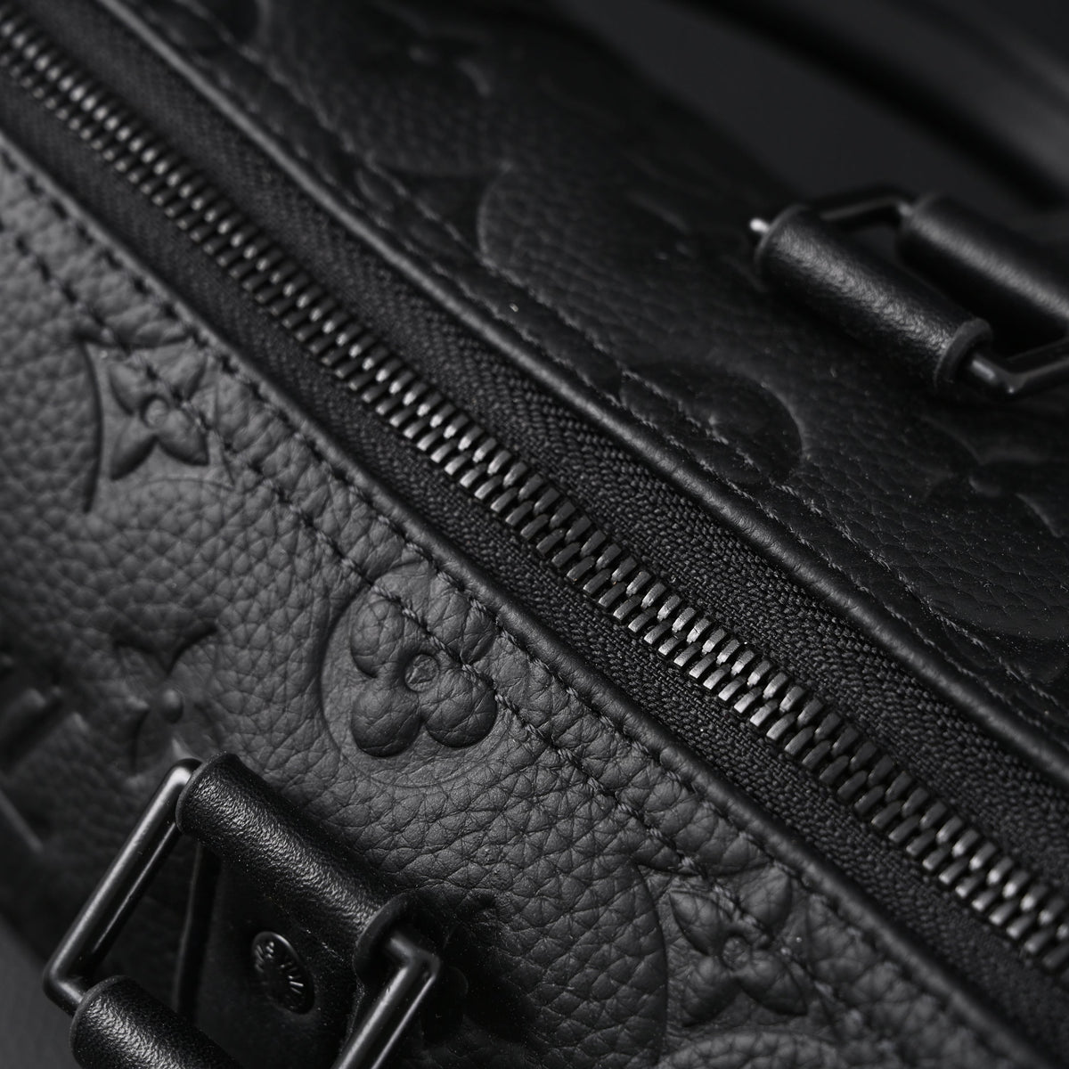 louis-vuitton-keepall-bandouliere-50-monogram-shadow-black-leather Handle