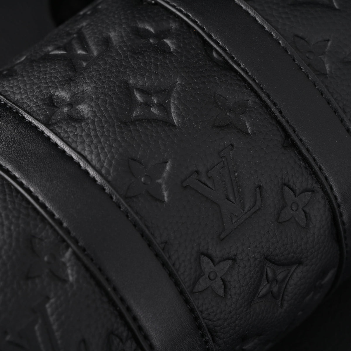louis-vuitton-keepall-bandouliere-50-monogram-shadow-black-leather Handle