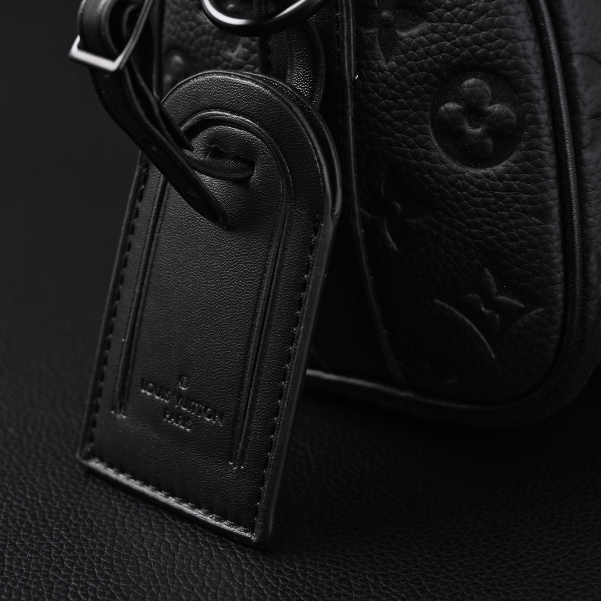 louis-vuitton-keepall-bandouliere-50-monogram-shadow-black-leather Handle