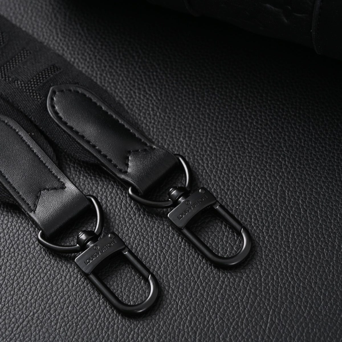 louis-vuitton-keepall-bandouliere-50-monogram-shadow-black-leather Handle