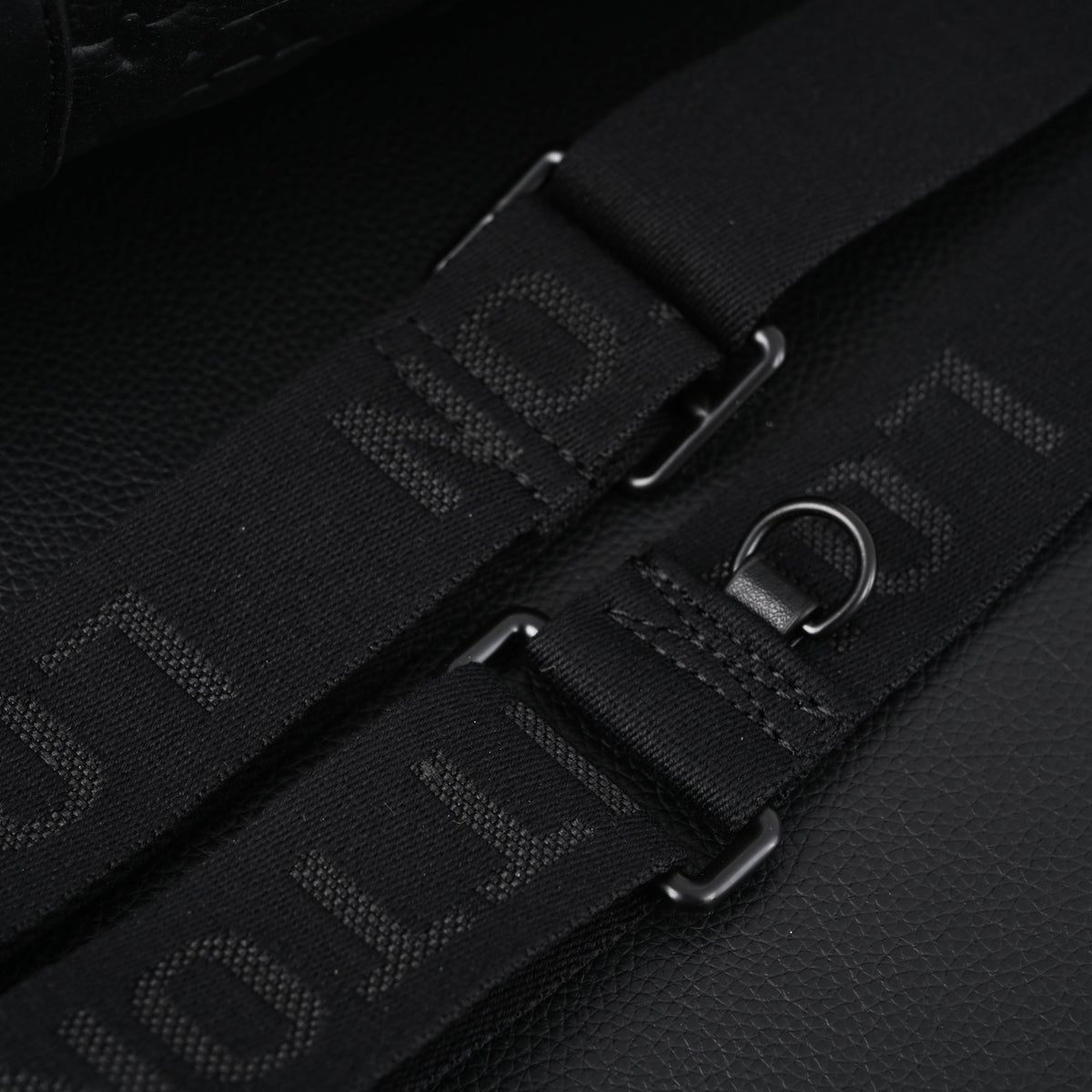 louis-vuitton-keepall-bandouliere-50-monogram-shadow-black-leather Handle