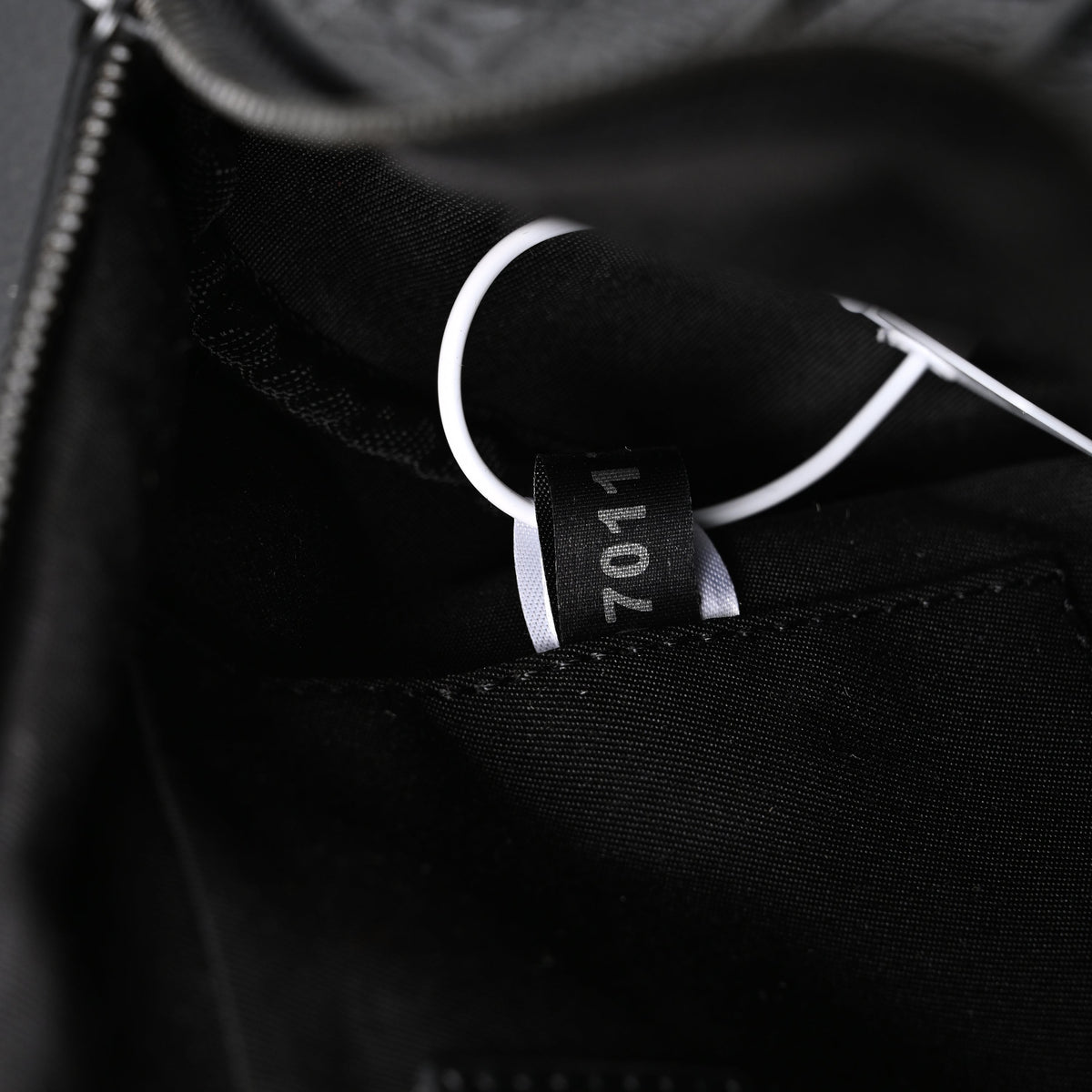 louis-vuitton-keepall-bandouliere-50-monogram-shadow-black-leather Handle