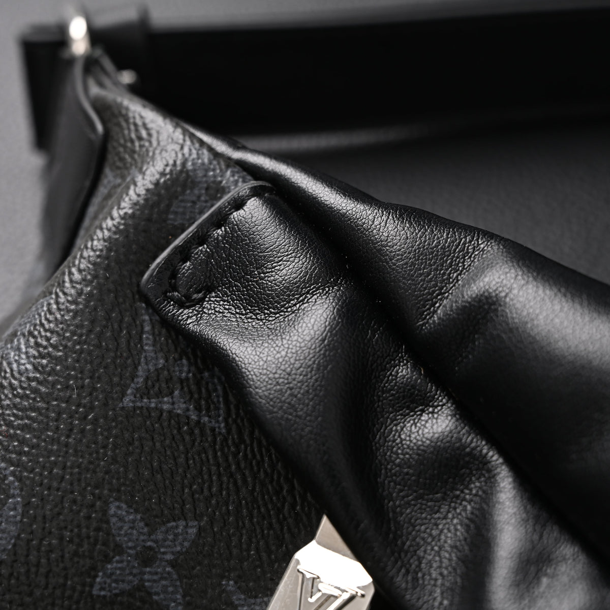 louis-vuitton-discovery-bumbag-monogram-eclipse Crossbody