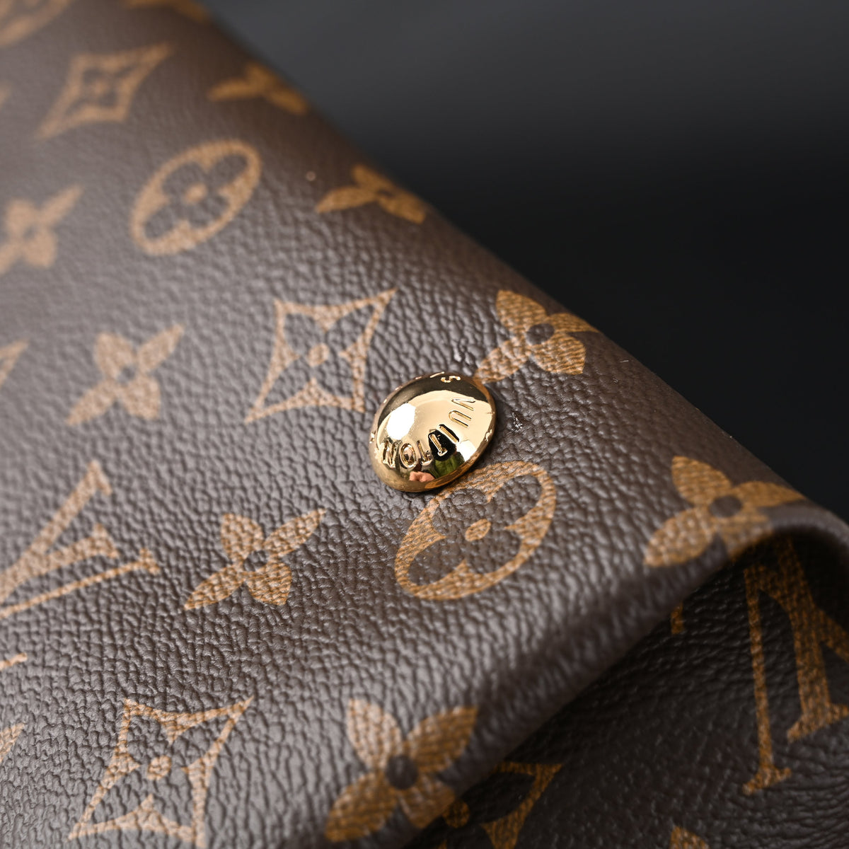louis-vuitton-neo-noe-bucket-bag-monogram-canvas-with-bordeaux-interior Tote