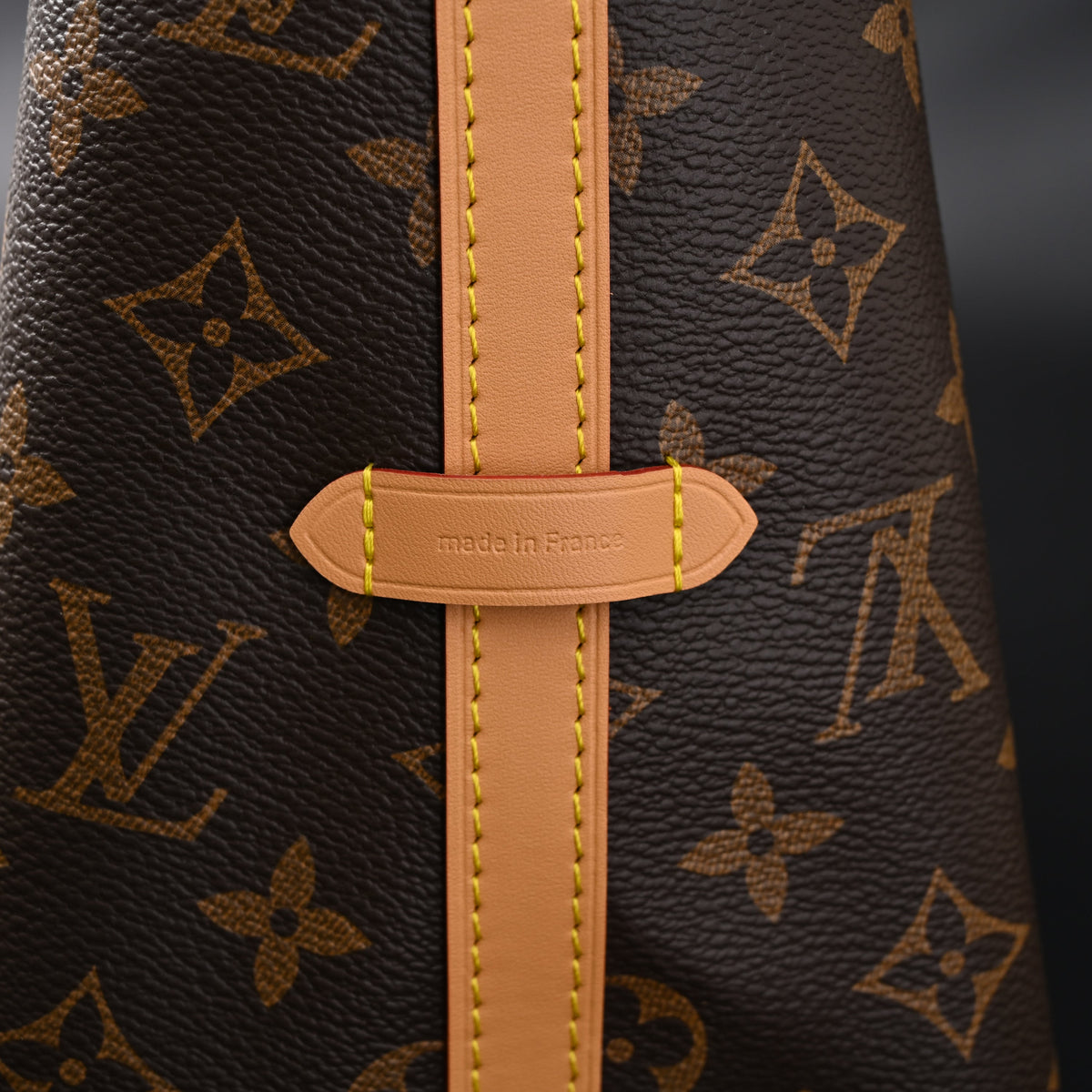 louis-vuitton-neo-noe-bucket-bag-monogram-canvas-with-bordeaux-interior Tote