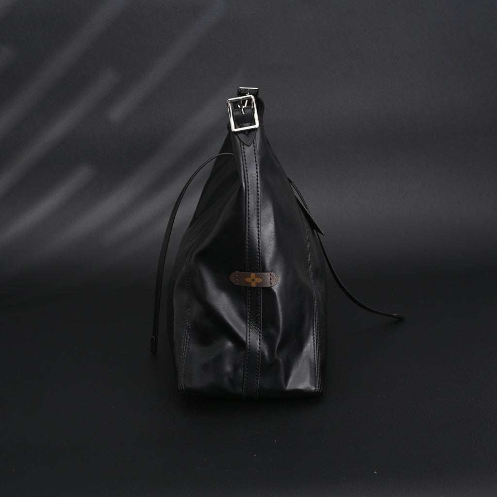 louis-vuitton-black-mahina-leather-hobo-shoulder-bag Tote