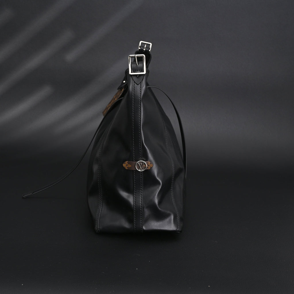 louis-vuitton-black-mahina-leather-hobo-shoulder-bag Tote