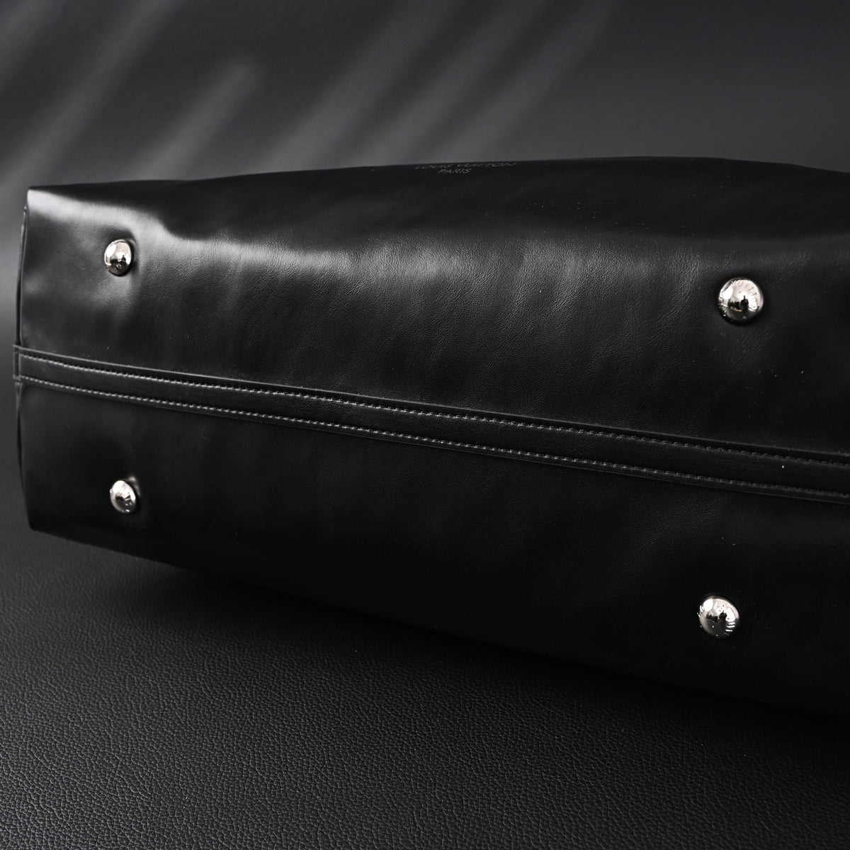 louis-vuitton-black-mahina-leather-hobo-shoulder-bag Tote