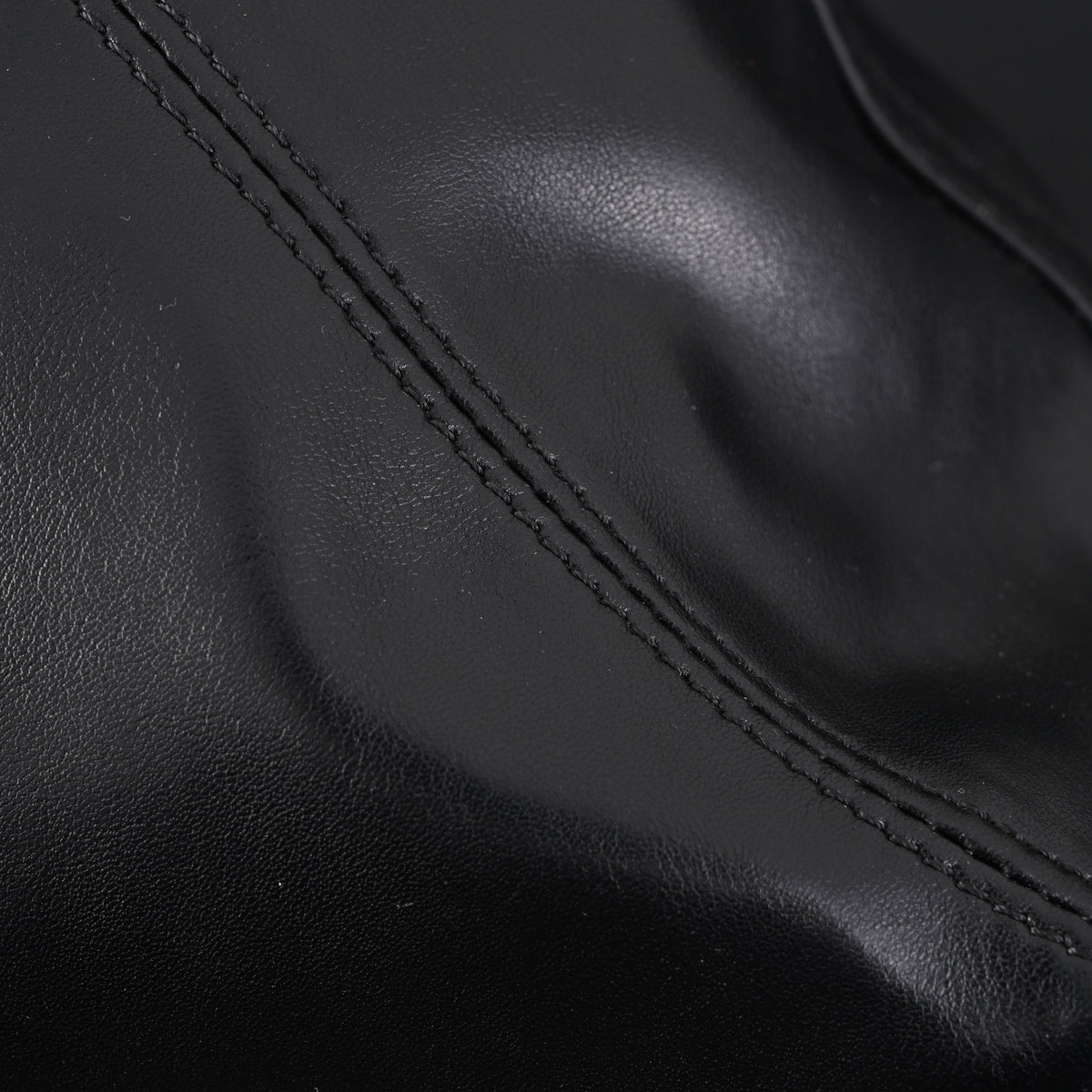 louis-vuitton-black-mahina-leather-hobo-shoulder-bag Tote