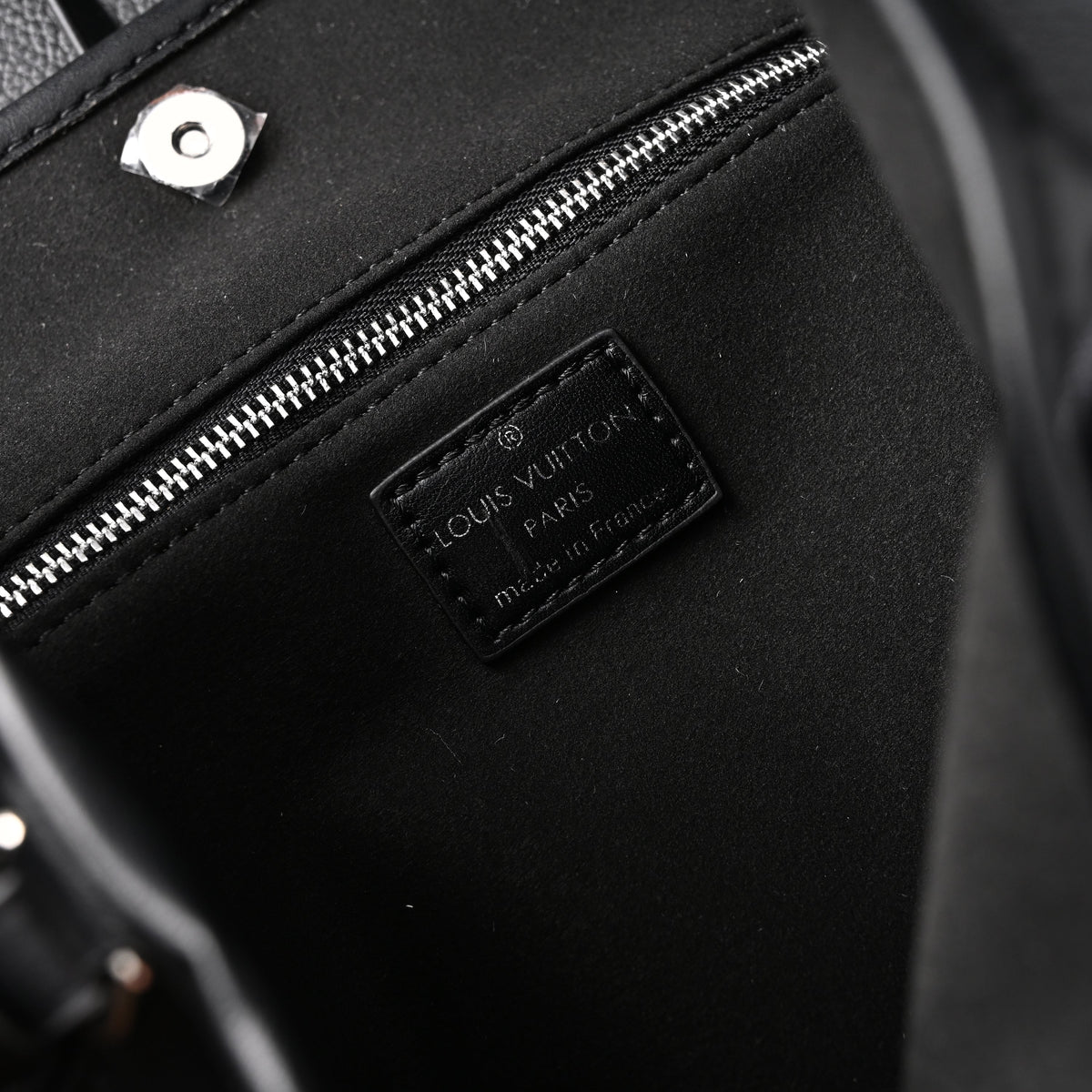 louis-vuitton-black-mahina-leather-hobo-shoulder-bag Tote