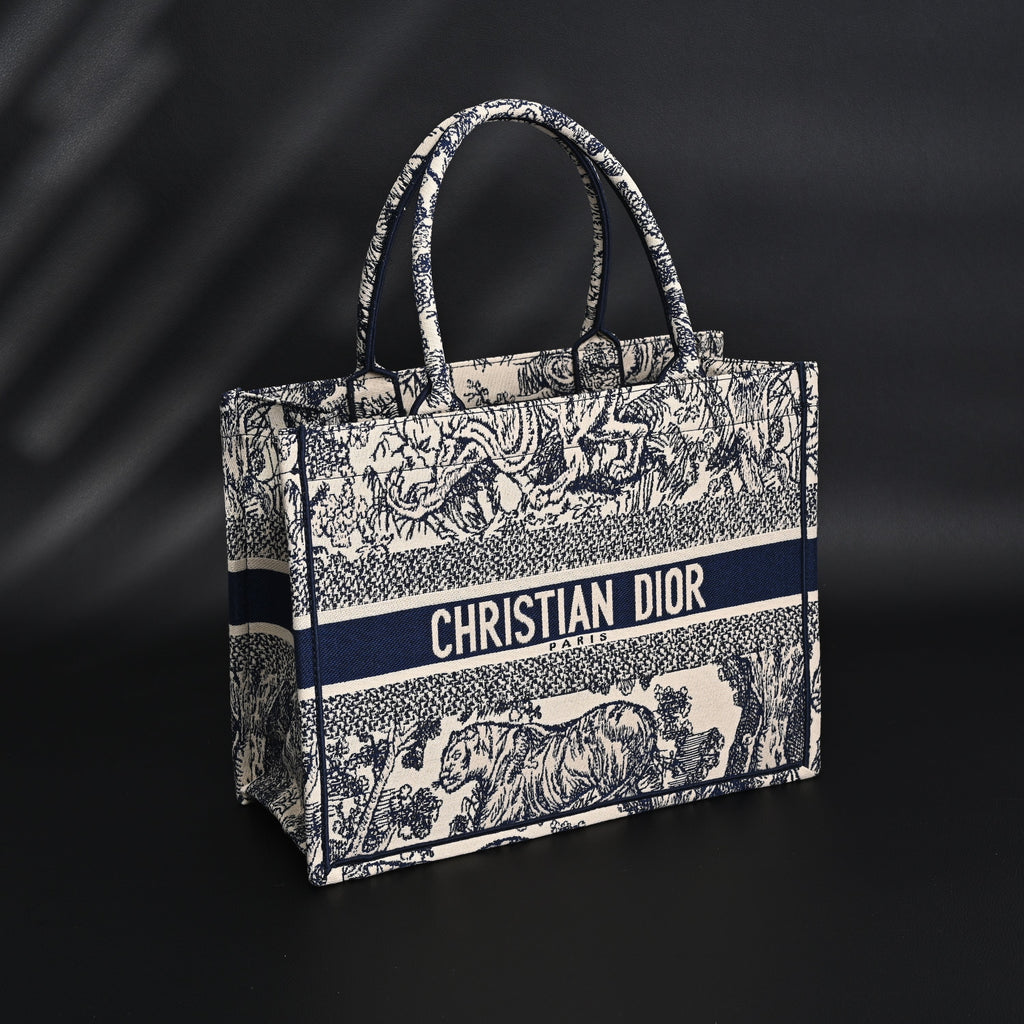 dior-book-tote-bag-blue-toile-de-jouy-embroidery Tote