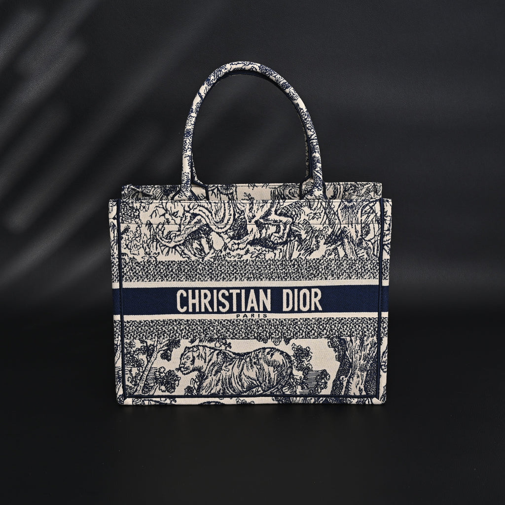 dior-book-tote-bag-blue-toile-de-jouy-embroidery Tote