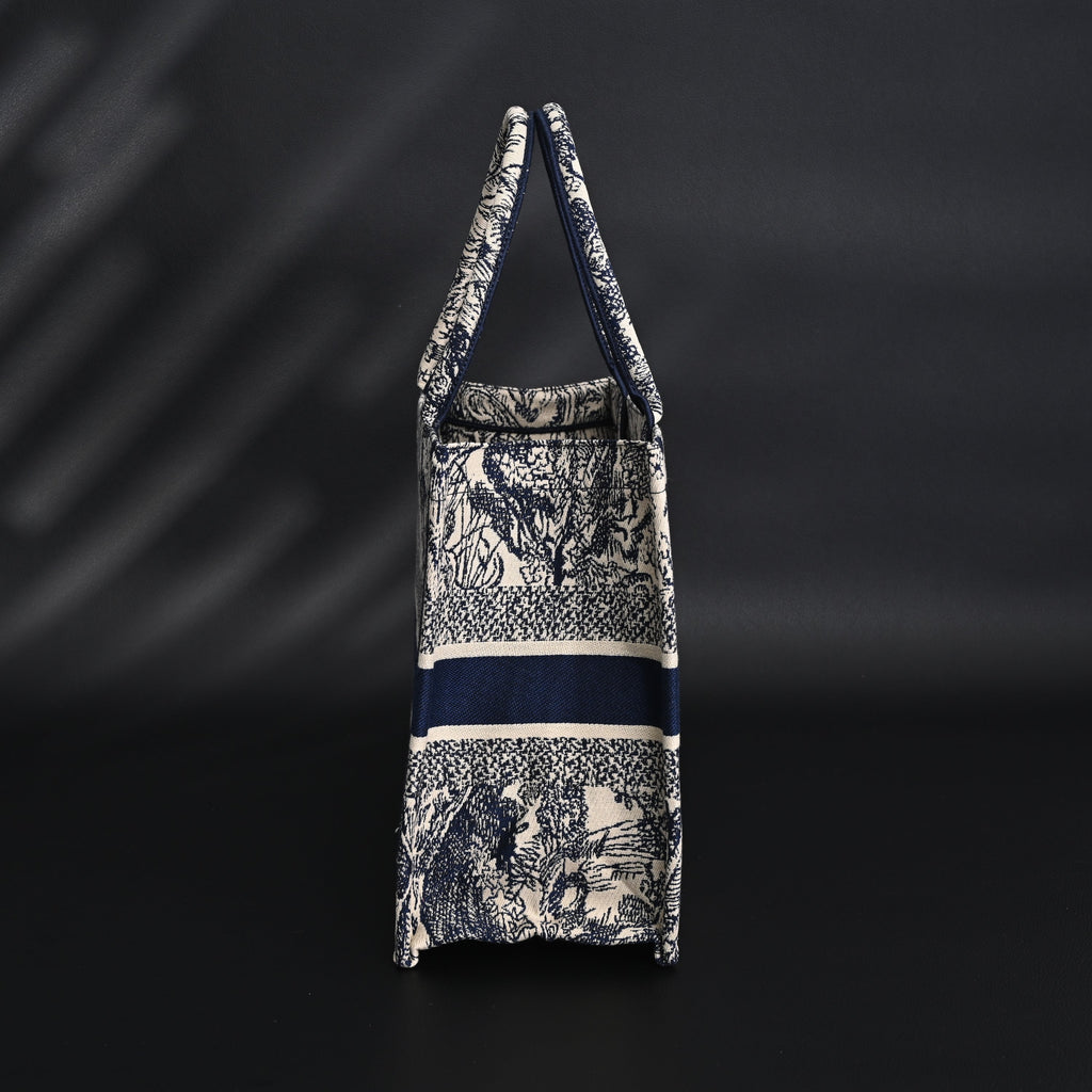 dior-book-tote-bag-blue-toile-de-jouy-embroidery Tote