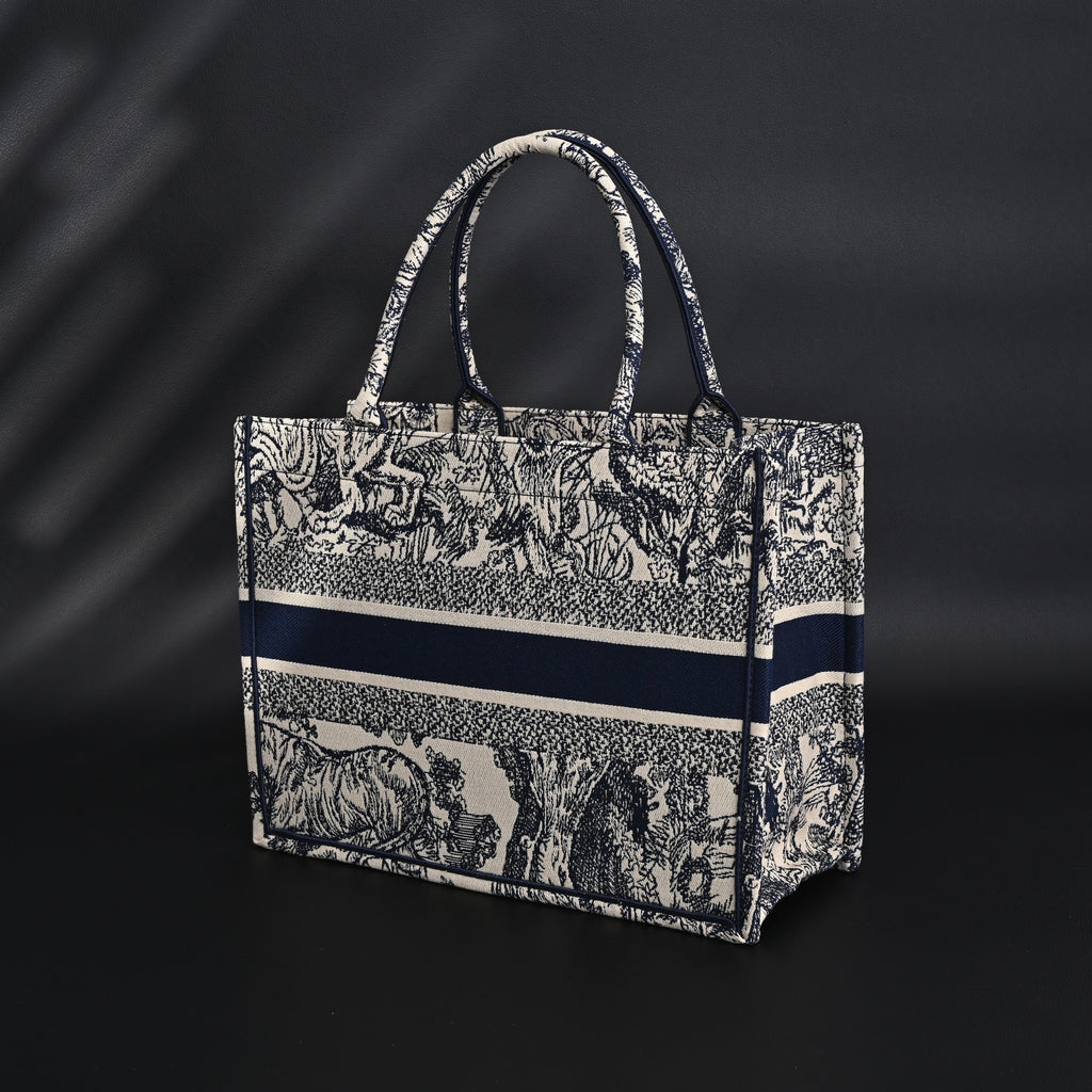 dior-book-tote-bag-blue-toile-de-jouy-embroidery Tote