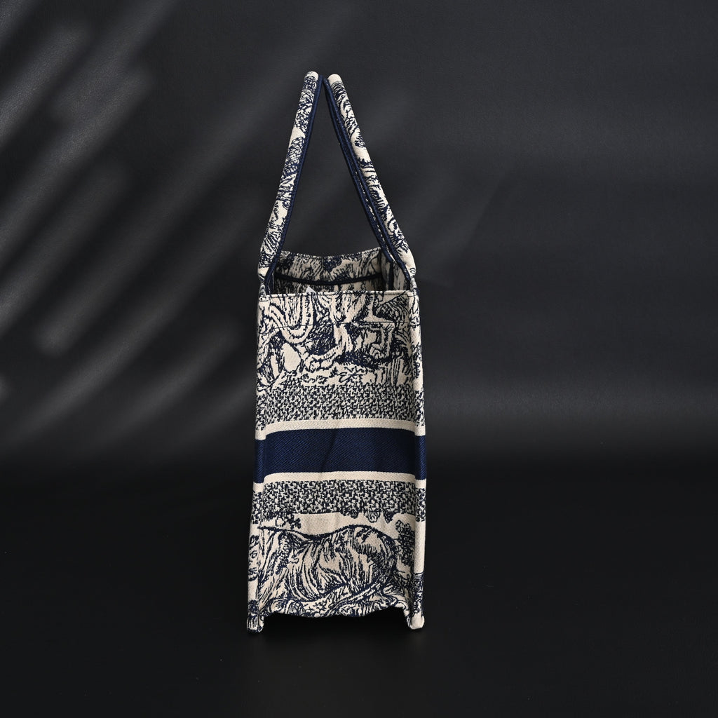 dior-book-tote-bag-blue-toile-de-jouy-embroidery Tote
