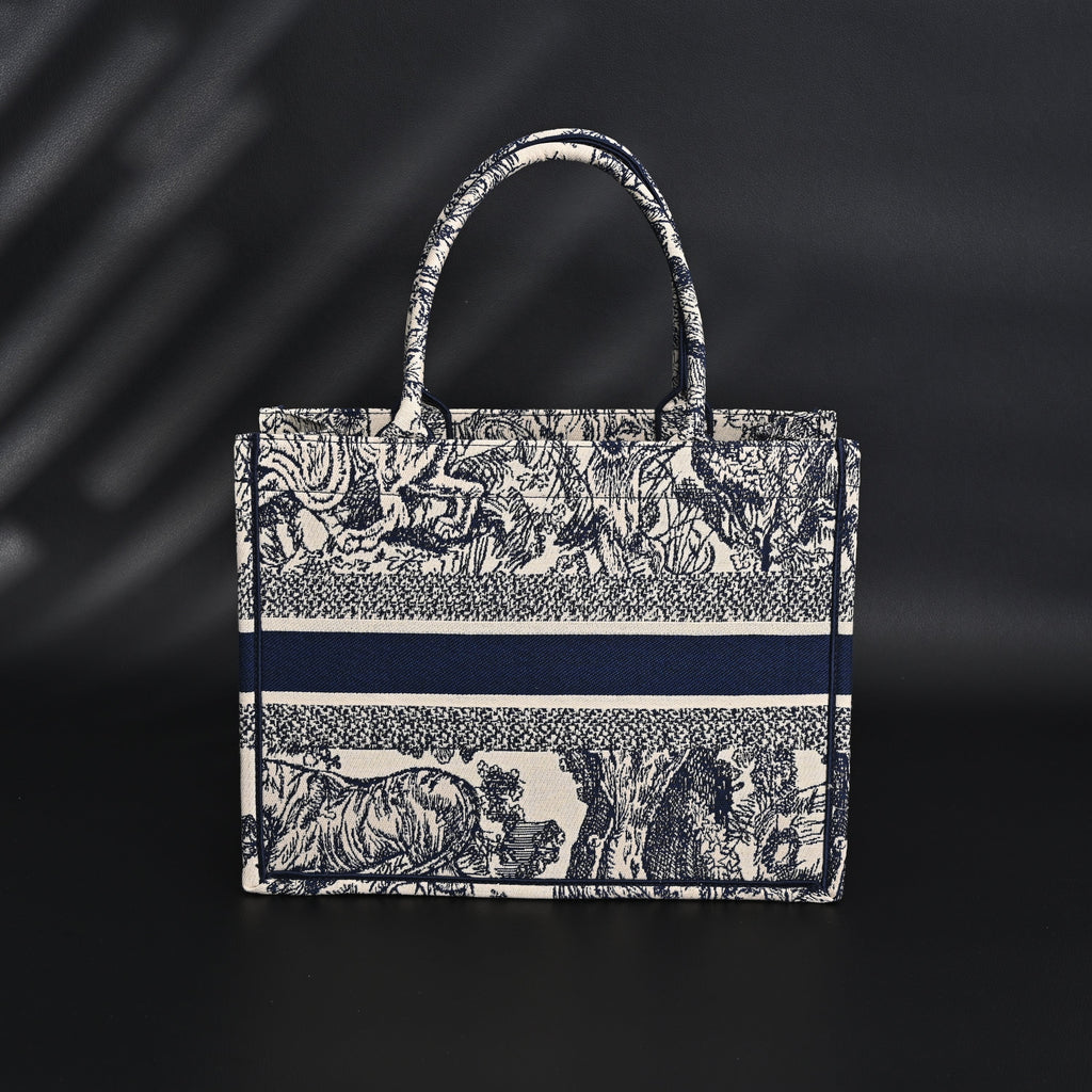 dior-book-tote-bag-blue-toile-de-jouy-embroidery Tote