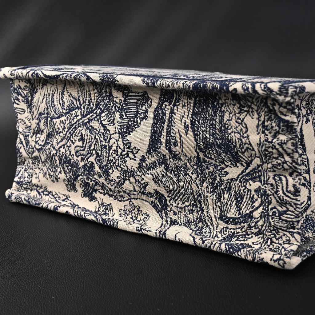 dior-book-tote-bag-blue-toile-de-jouy-embroidery Tote